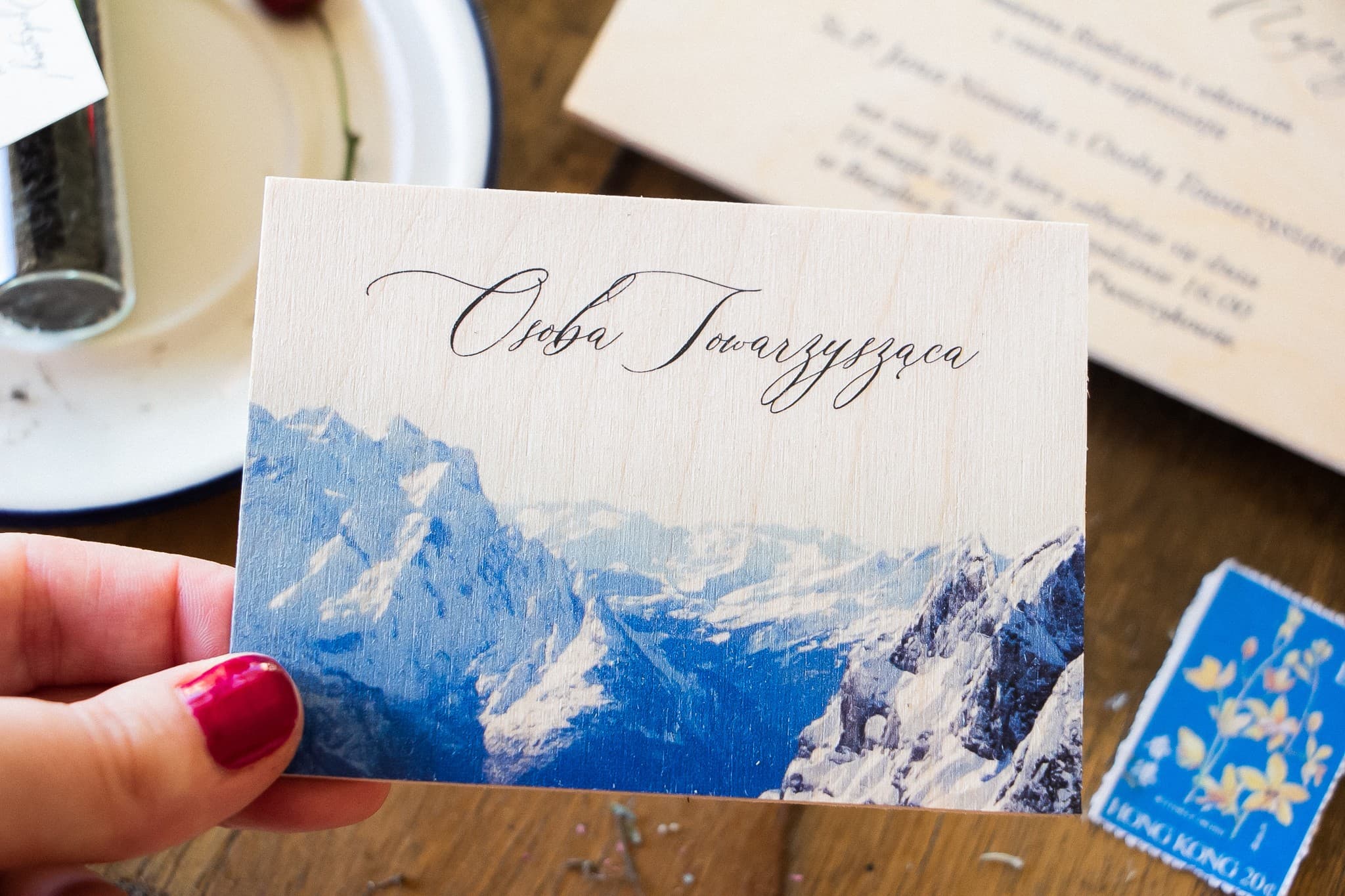 Winietki Ślubne Topaz nr 1 – Drewniane Wizytówki na Stół z Motywem Gór