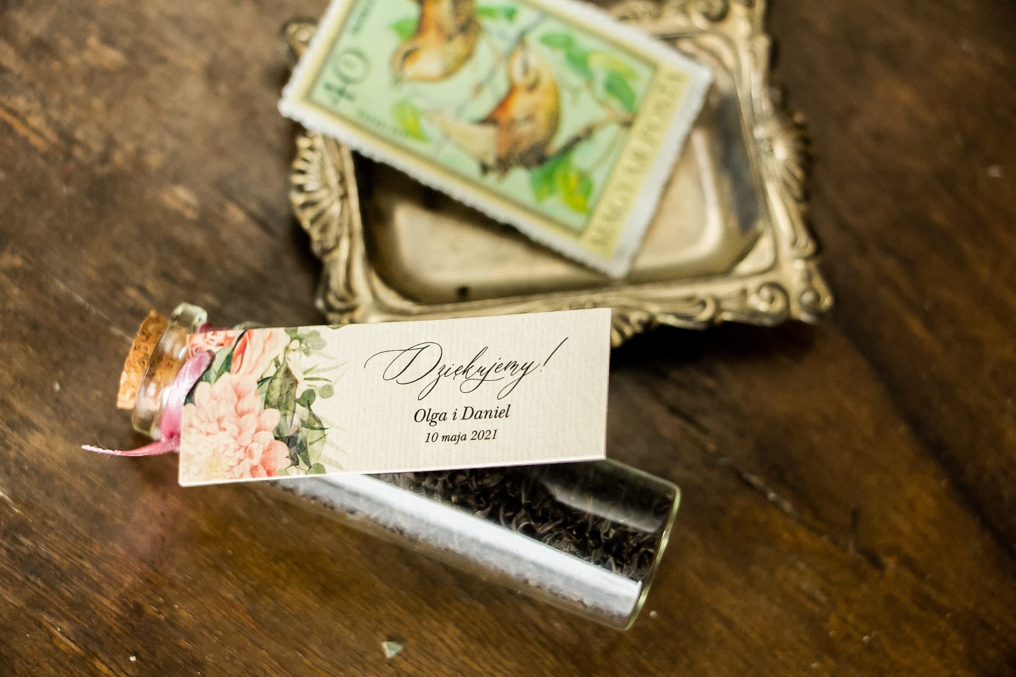 Podziękowania dla gości buteleczka z herbatą w stylu boho z różowymi piwoniami Topaz nr 4