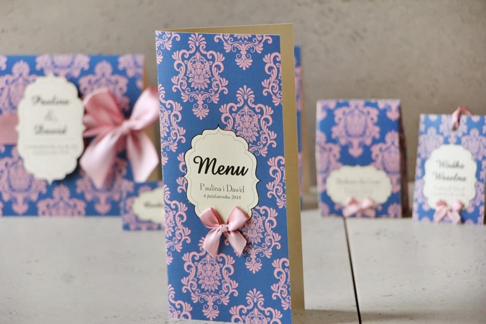 Eleganckie Menu Weselne z Kokardką, Różowy Ornament | Personalizowane Karty Menu na Stół Weselny | Ornament nr 10