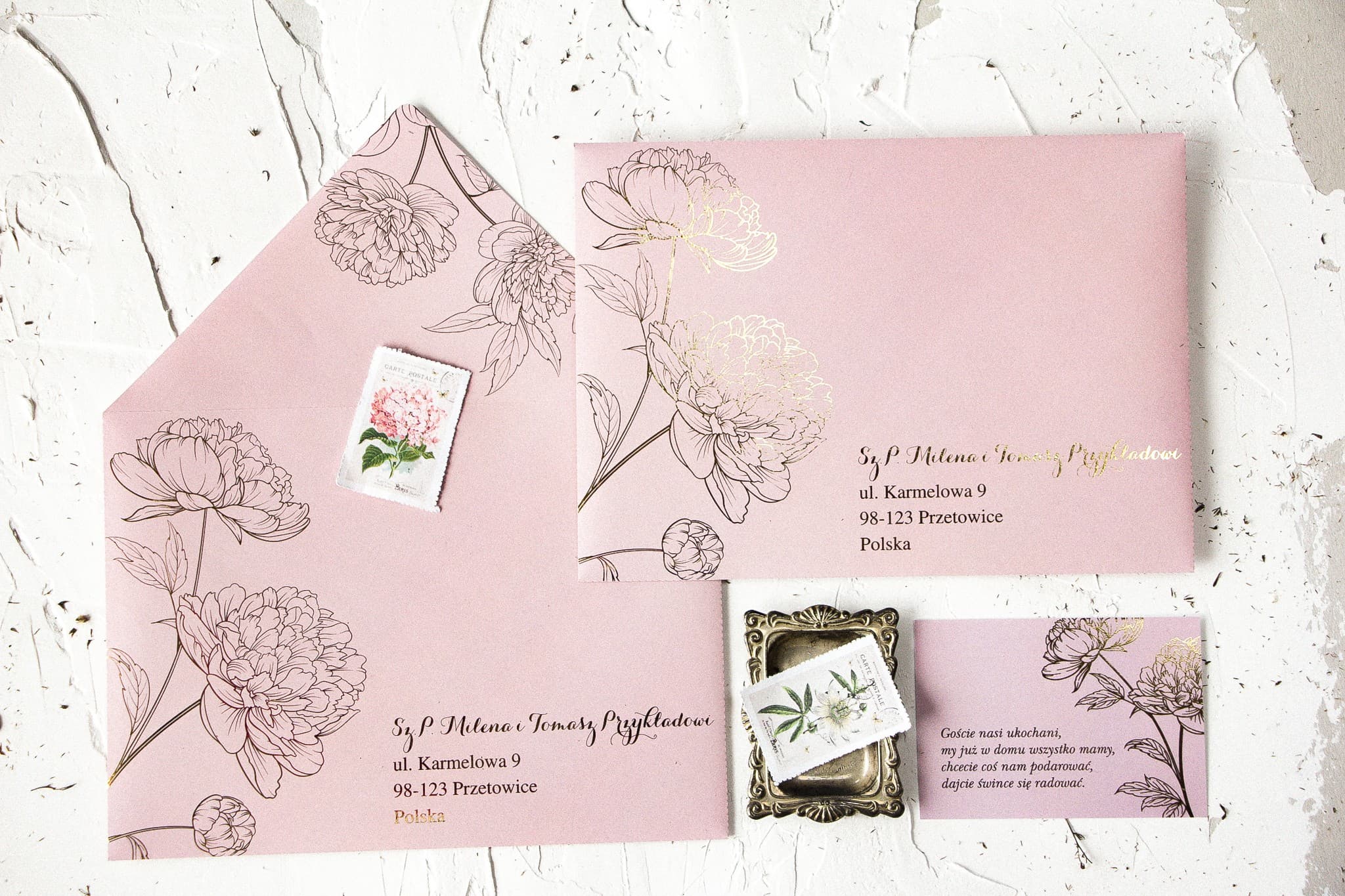 Minimalistyczne Zaproszenia Ślubne Pattern nr 4 – Piwonie i Złota Koperta