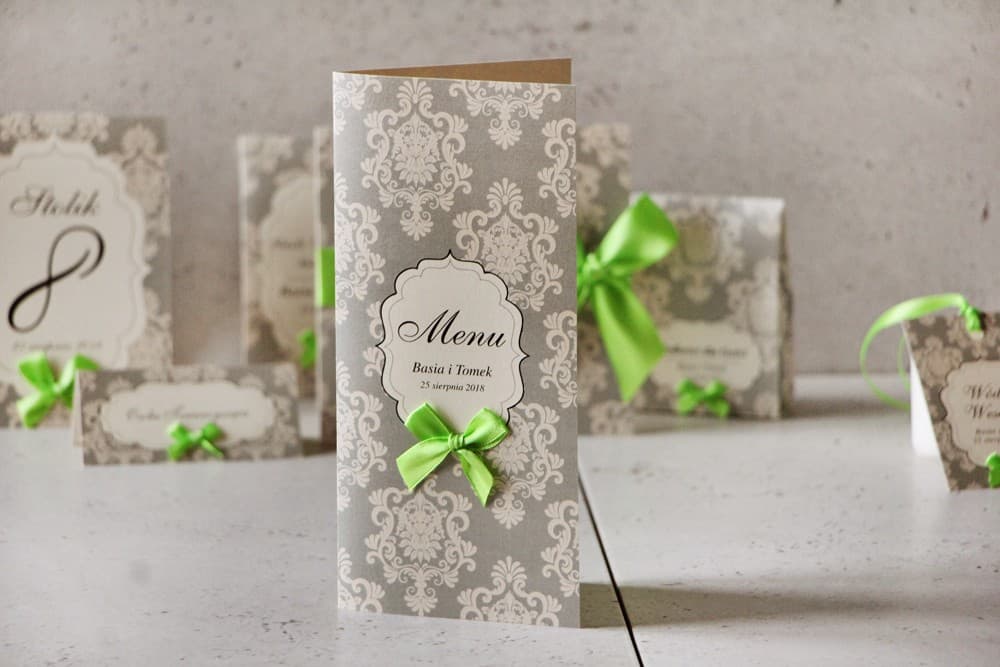 Eleganckie Menu Weselne z Zieloną Kokardką i Ornamentem | Karta Dań na Perłowym Papierze | Ornament nr 4