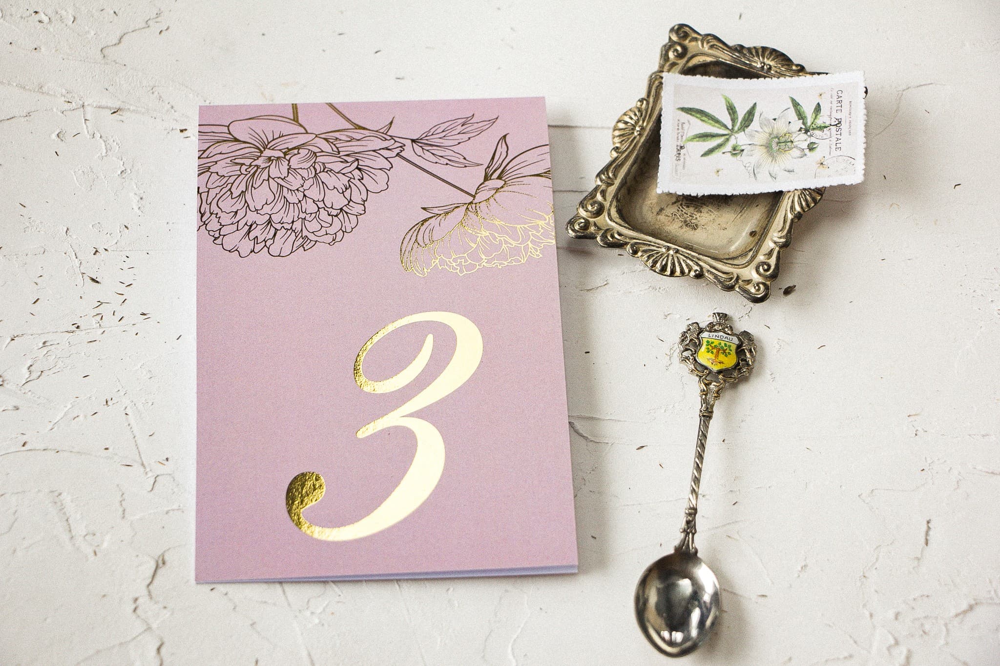 Złocone numery na stół weselny z piwoniami | Elegancka numeracja stołów pastelowe kwiaty | Pattern nr 4