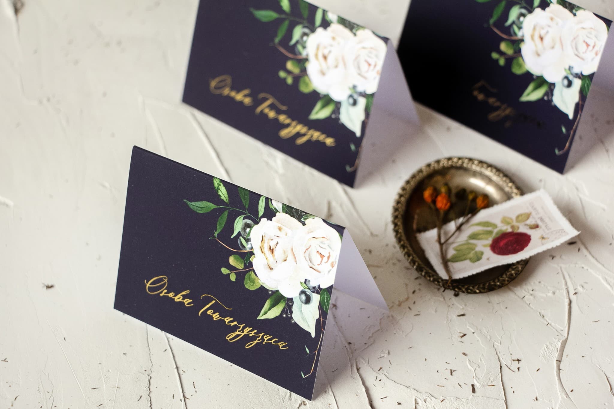 Winietki Ślubne Szafirowe nr 7 – Granatowe Wizytówki na Stół z Motywem Białych Kwiatów