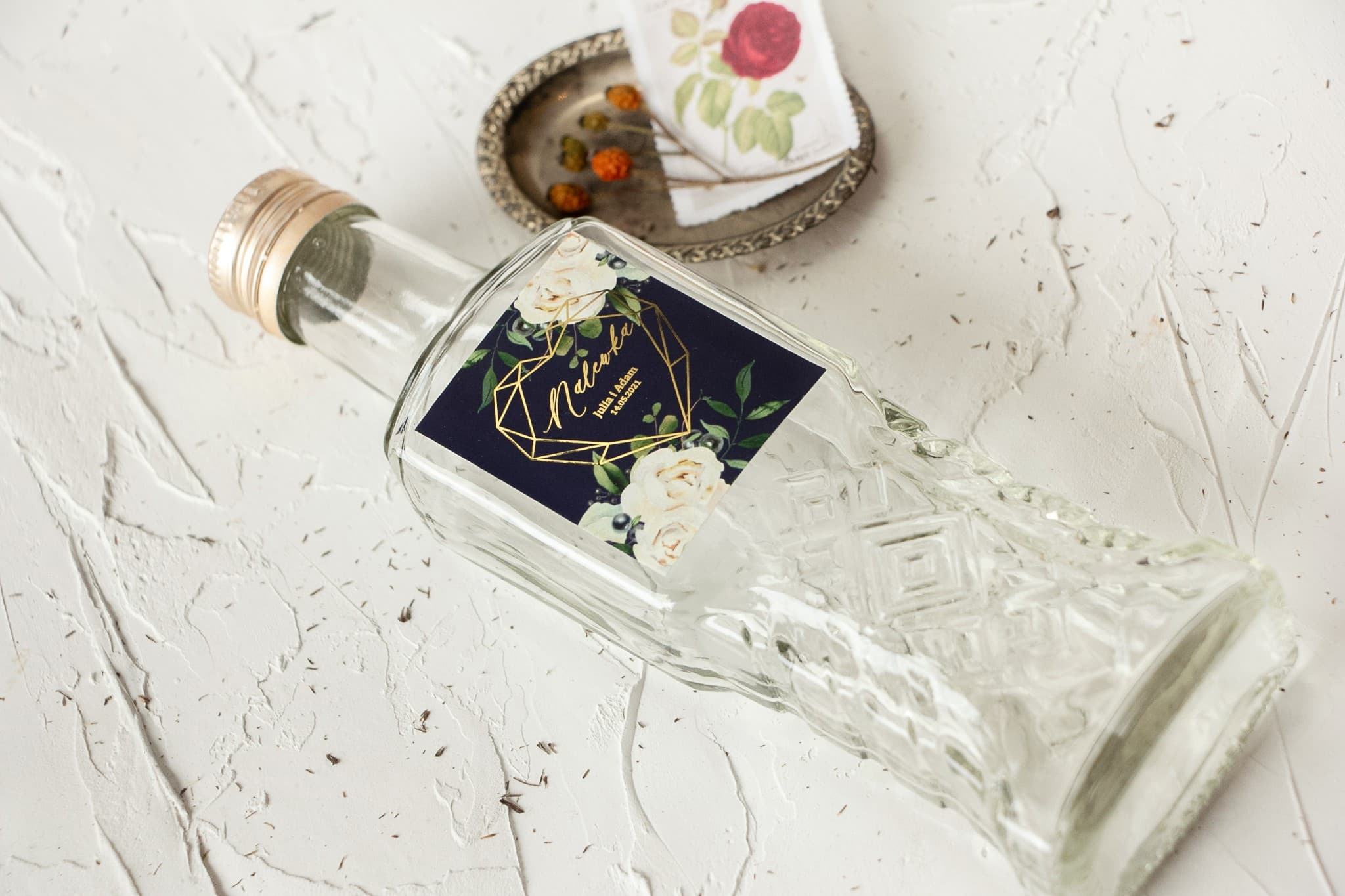 Buteleczki na nalewki dla gości granatowe z białymi kwiatami i złoceniem Szafirowe nr 7