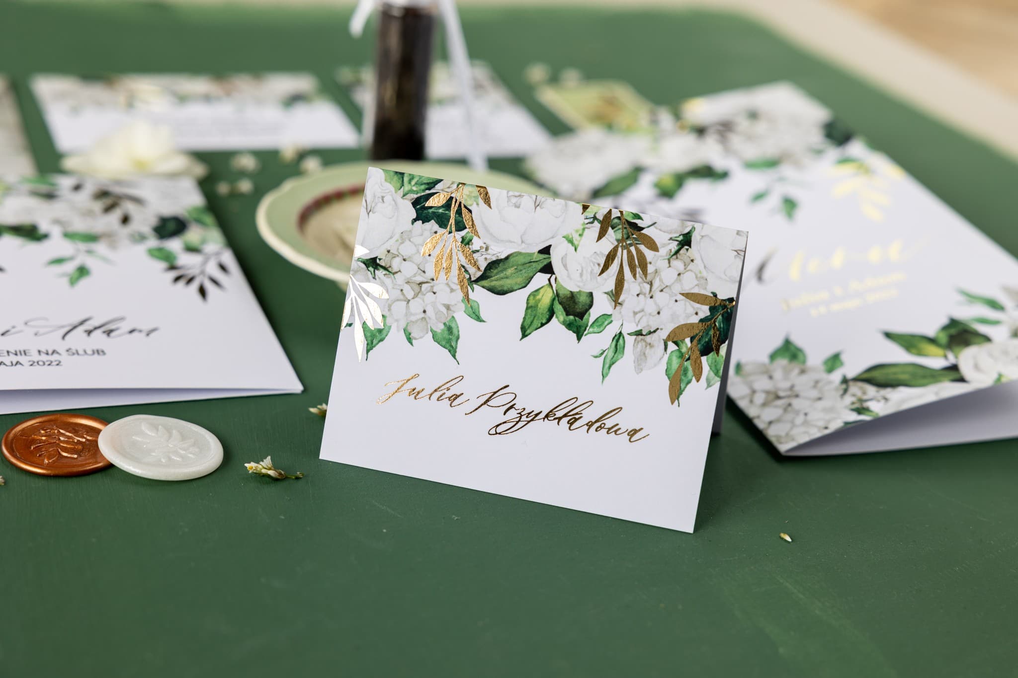 Winietki Ślubne Rubin nr 11 – Złocone Wizytówki na Stół z Motywem Piwonii