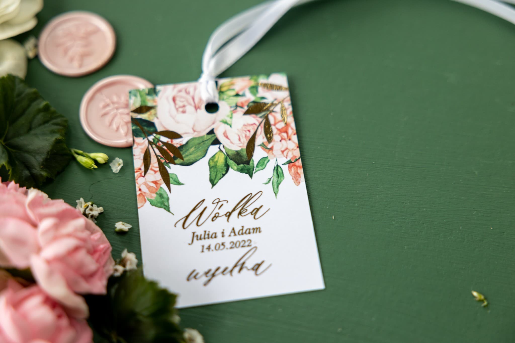 Złocone Zawieszki na Wódkę Weselną Różowe Piwonie | Eleganckie Etykiety na Alkohol | Rubin nr 10