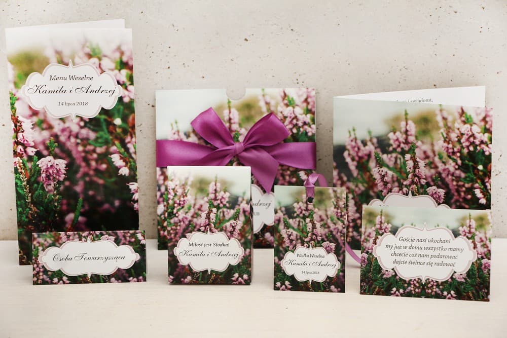 Zaproszenia ślubne w etui ze zdjęciem wrzosowiska i tasiemką – Felicja nr 1