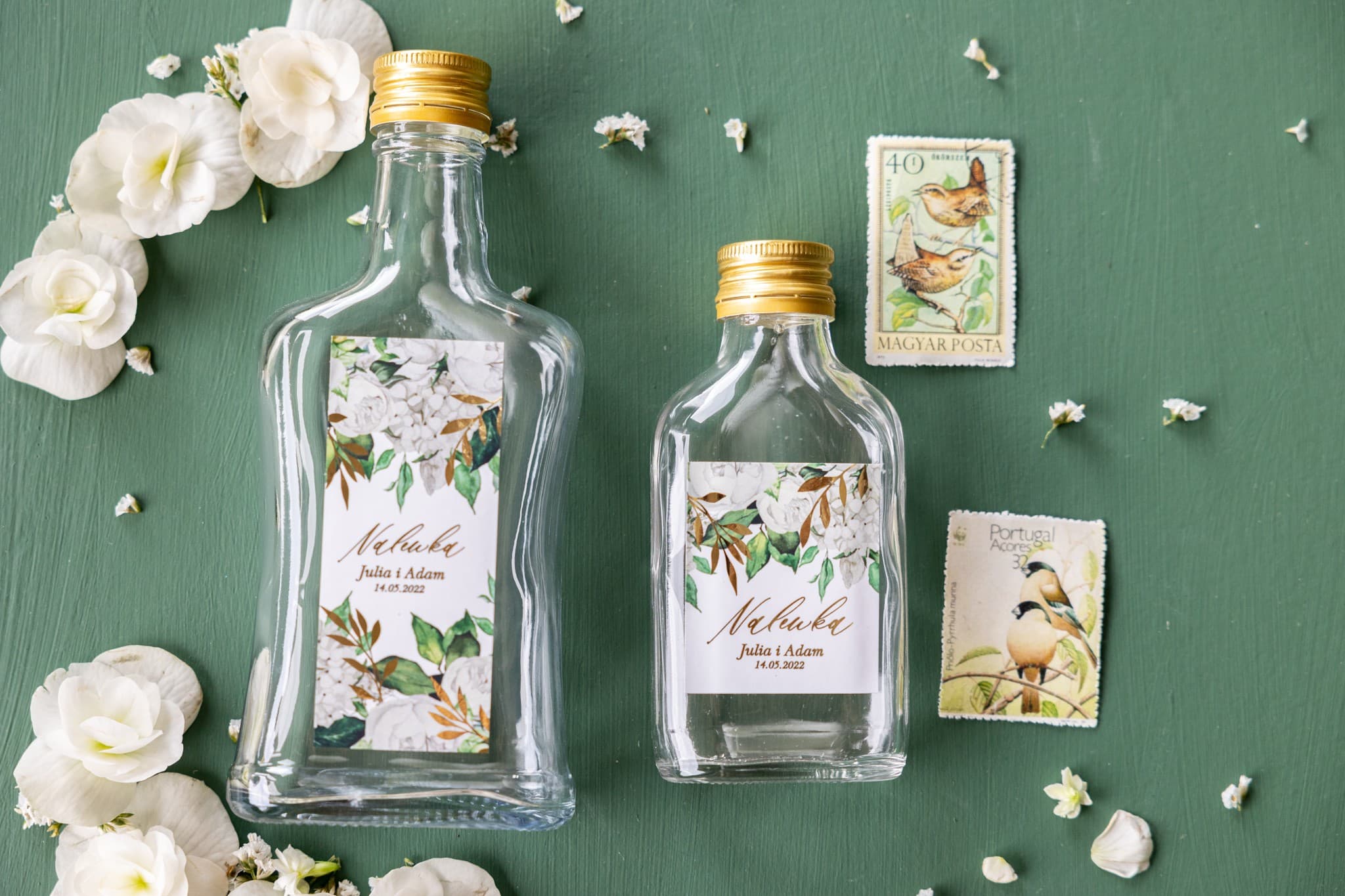 Podziękowania dla gości buteleczki na nalewkę z motywem białych piwonii i złoceniem Rubin 11