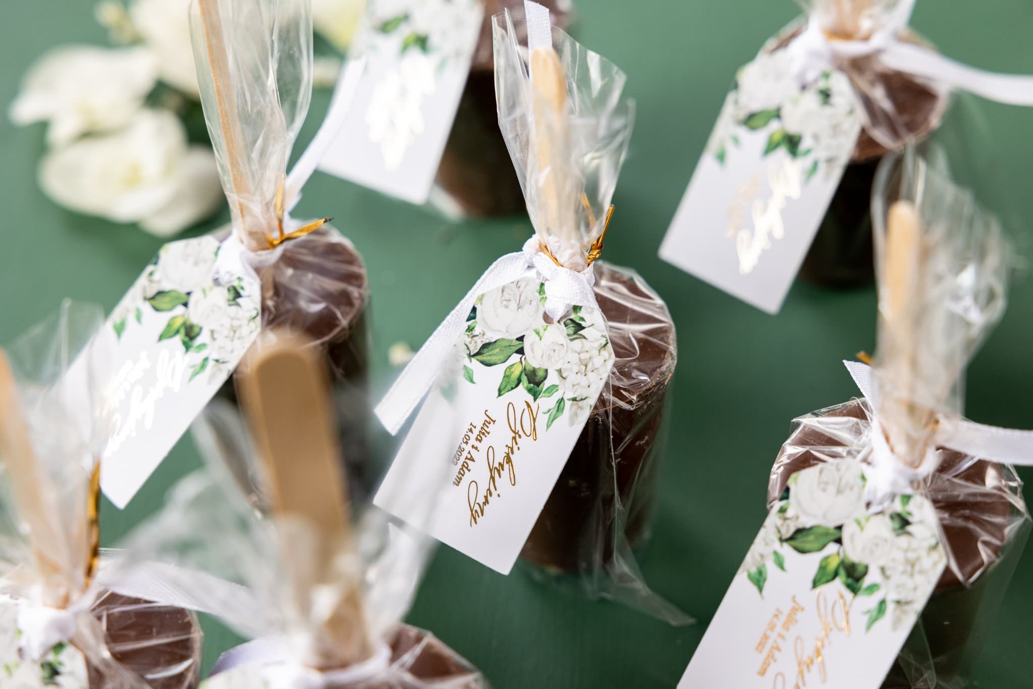 Podziękowania dla gości gorąca czekolada ze złoceniem i białymi kwiatami Rubin 11