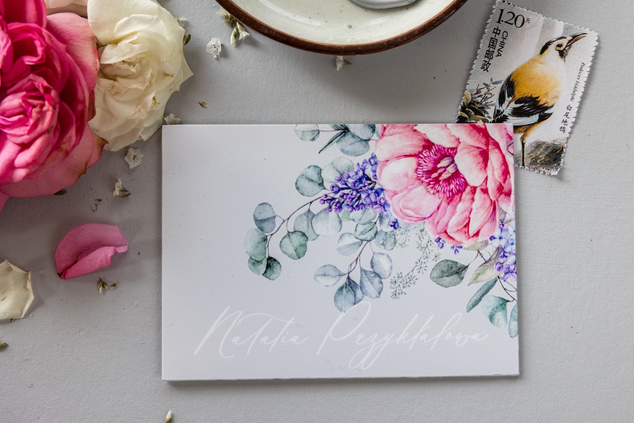 Winietki Ślubne Soft nr 7 – Szklane Wizytówki na Stół z Motywem Piwonii