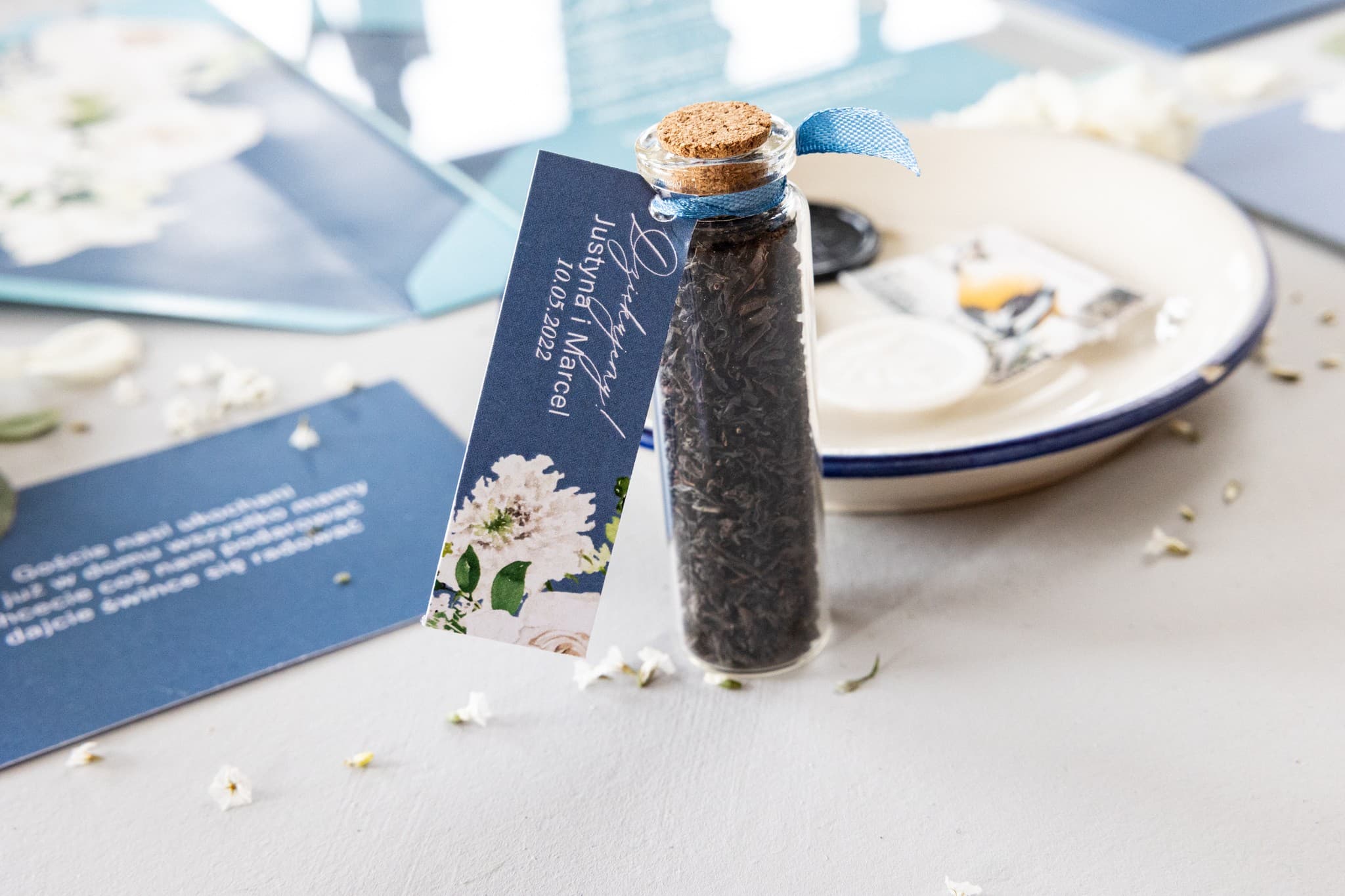 Podziękowania dla gości buteleczka z herbatą, motyw piwonii, dusty blue | Upominki Weselne dla Gości | Soft nr 5