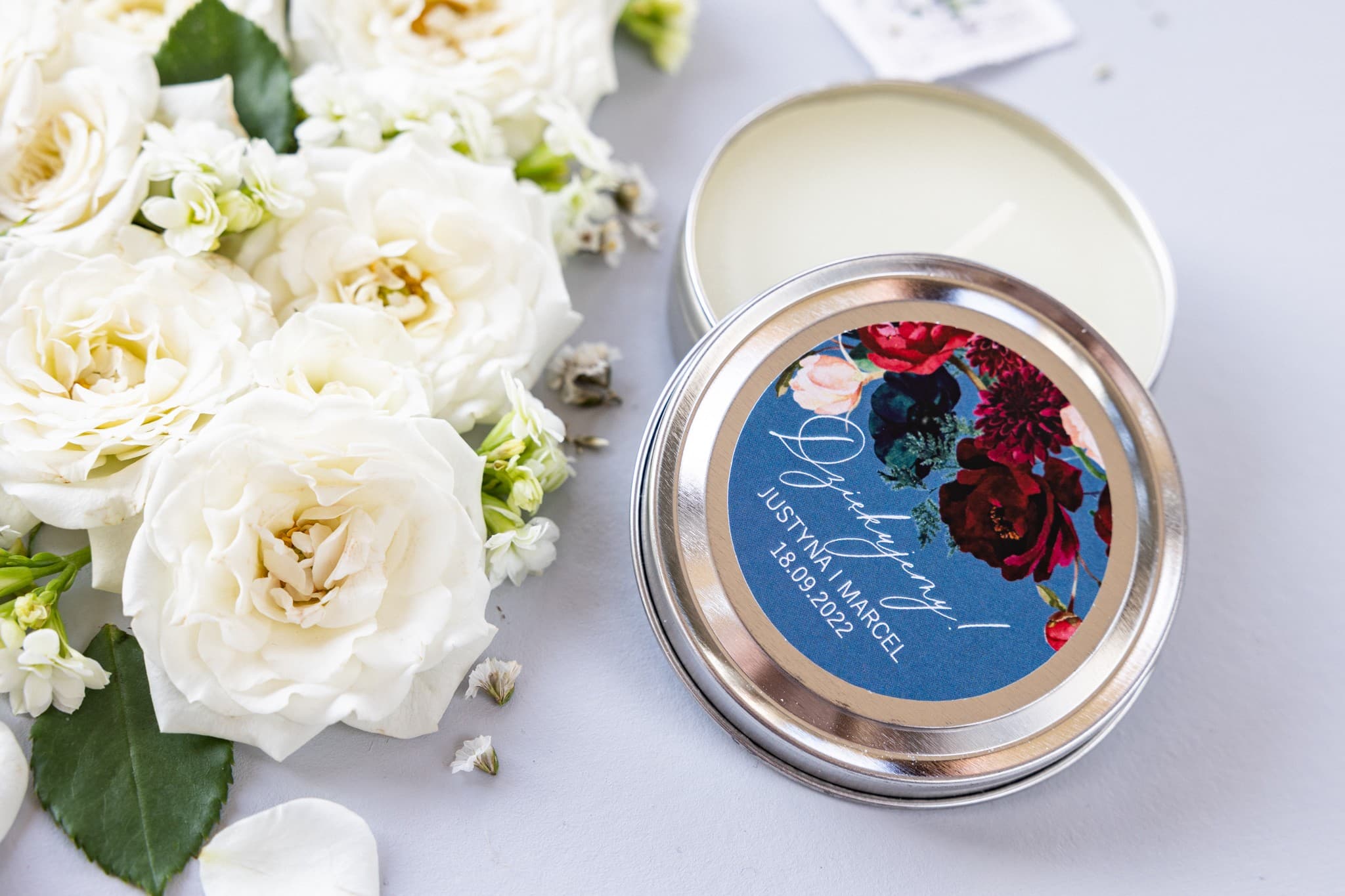 Świeca Zapachowa Soft nr 6 – Dusty Blue i Podziękowanie dla Gości