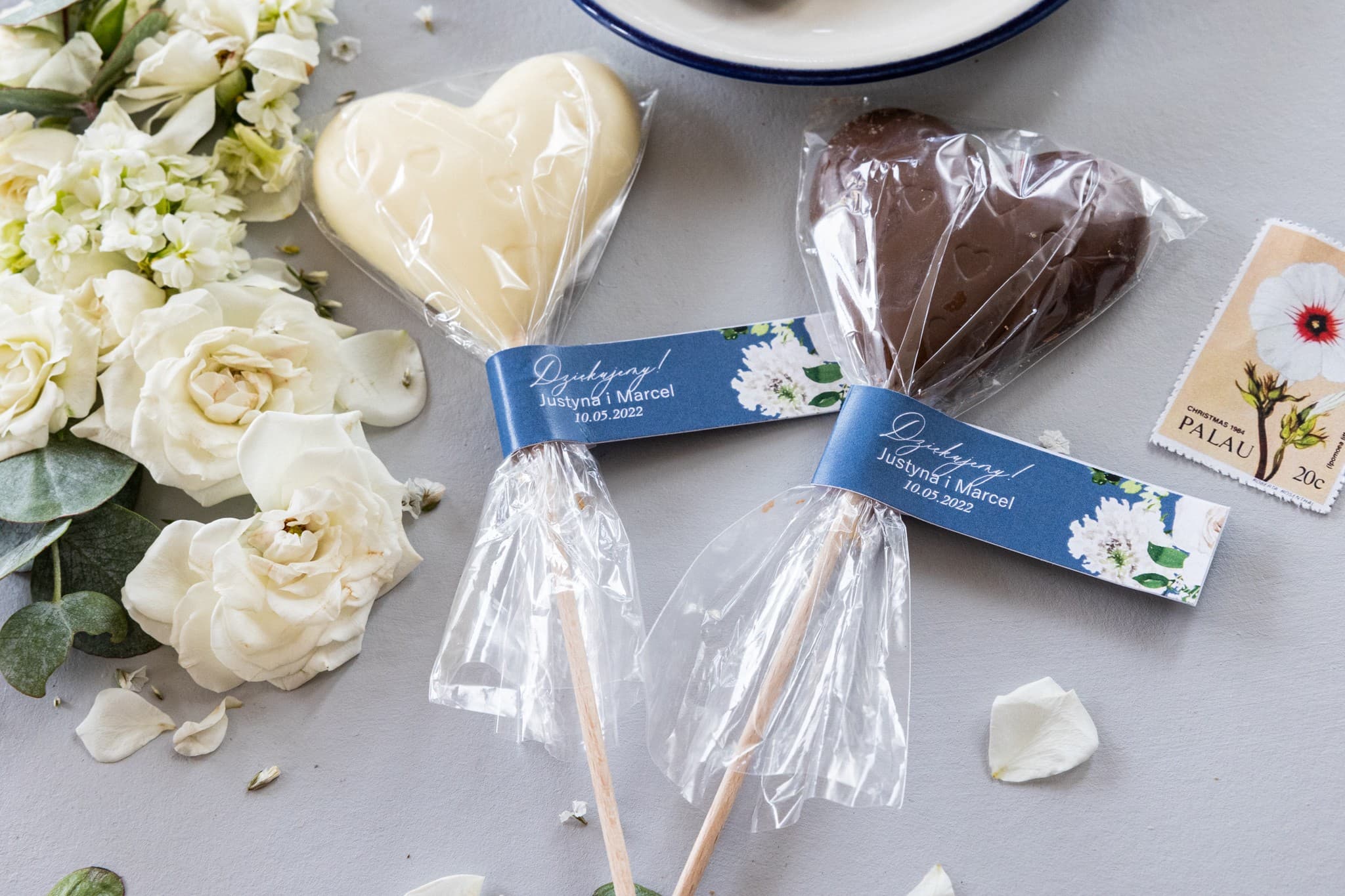 Czekoladowe lizaki dusty blue z piwoniami, ręcznie robione | Podziękowania dla gości weselnych | Soft nr 5