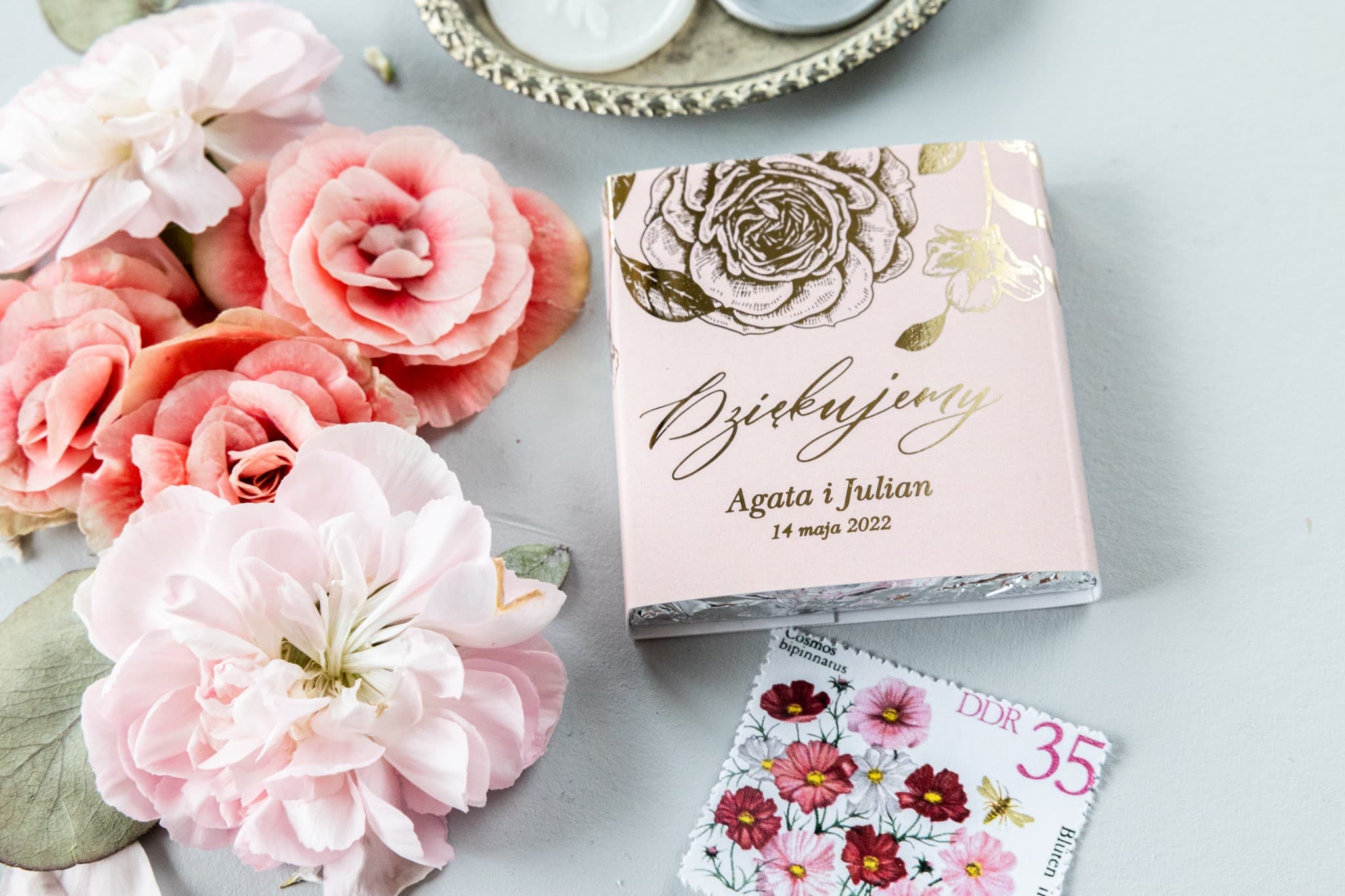 Eleganckie Czekoladki Podziękowanie dla Gości Złocone z Piwonią | Słodkie Upominki Weselne | Onyks nr 1