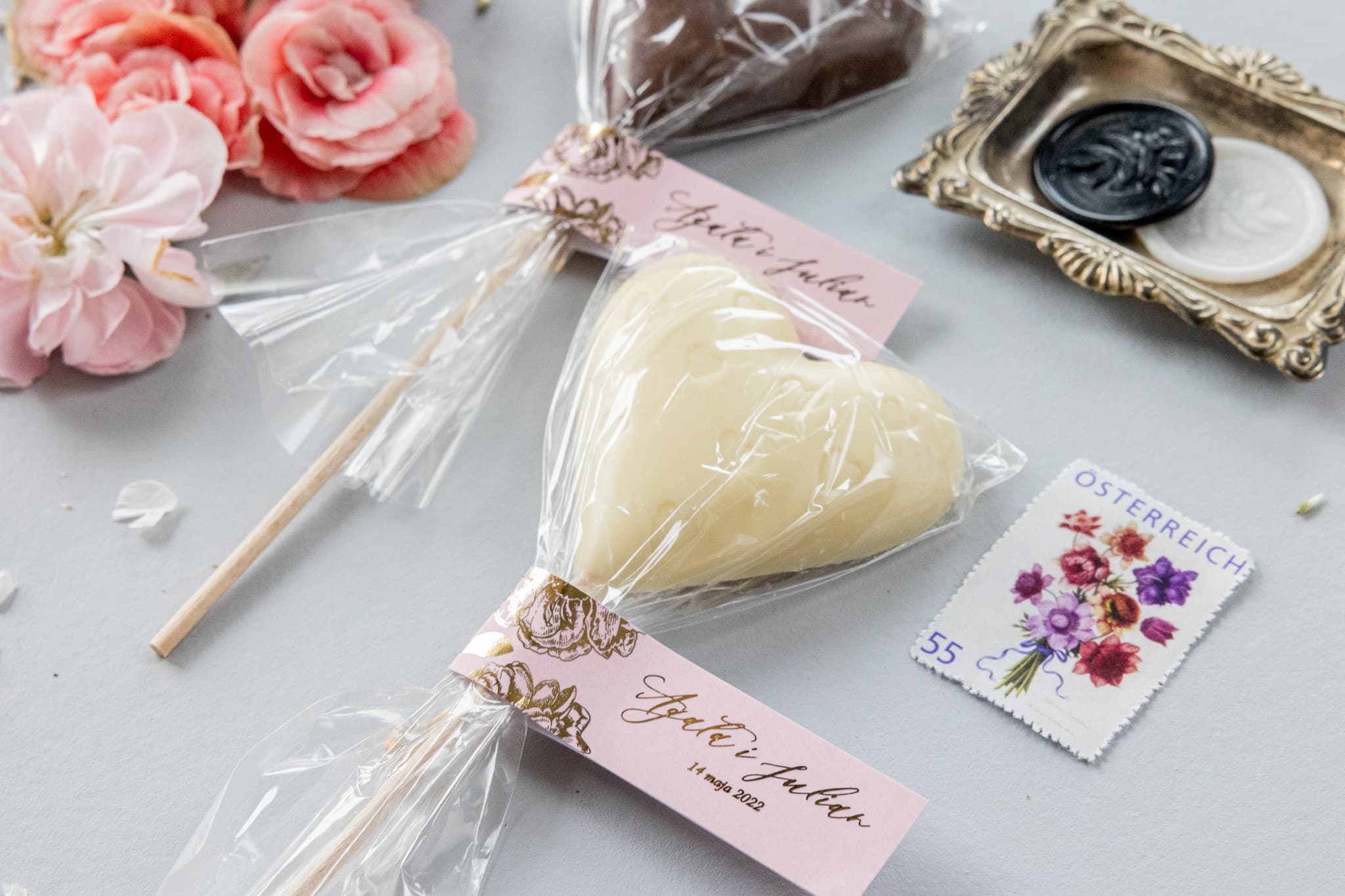 Ręcznie robione lizaki czekoladowe, pudrowy róż | Słodkie podziękowania dla gości weselnych | Onyks nr 1