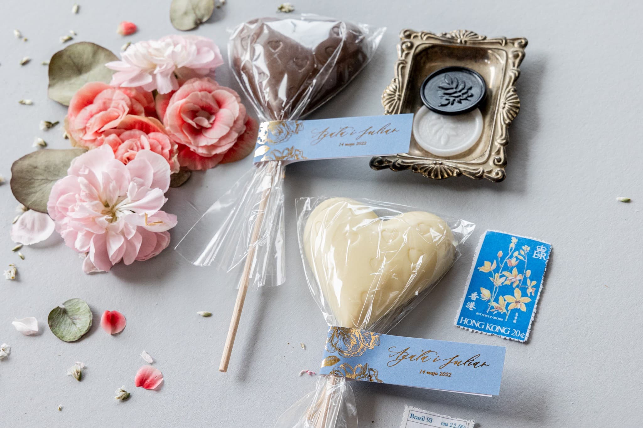 Czekoladowe Lizaki Podziękowania dla Gości, Dusty Blue | Słodkie Upominki Weselne ze Złotą Grafiką | Onyks nr 2