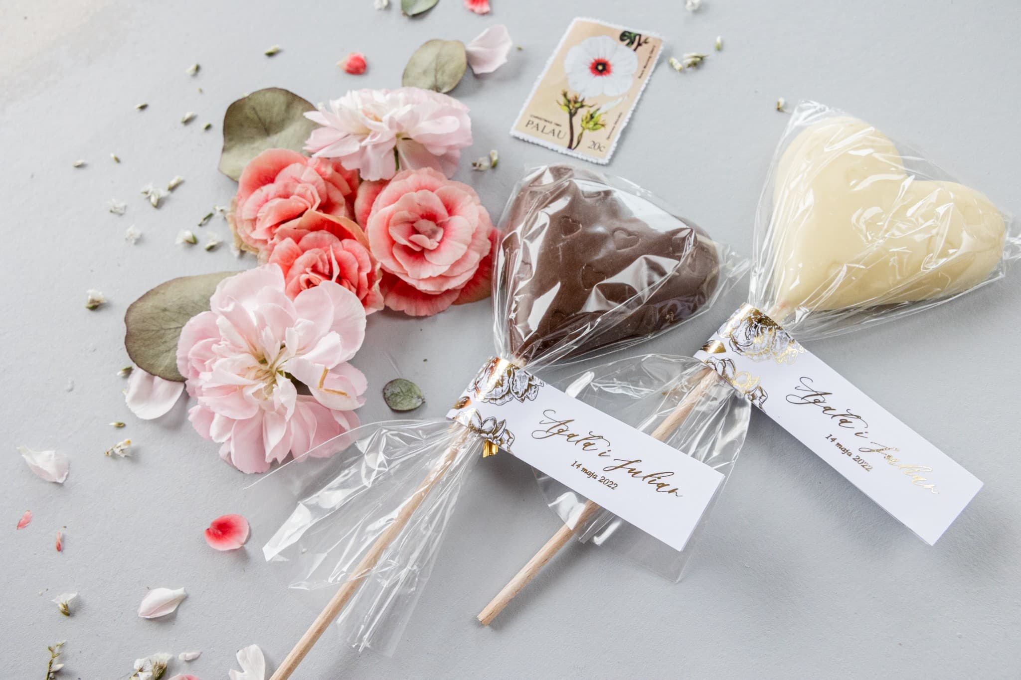 Ręcznie robione lizaki czekoladowe ze złoconą piwonią | Słodkie podziękowania dla gości weselnych | Onyks nr 3