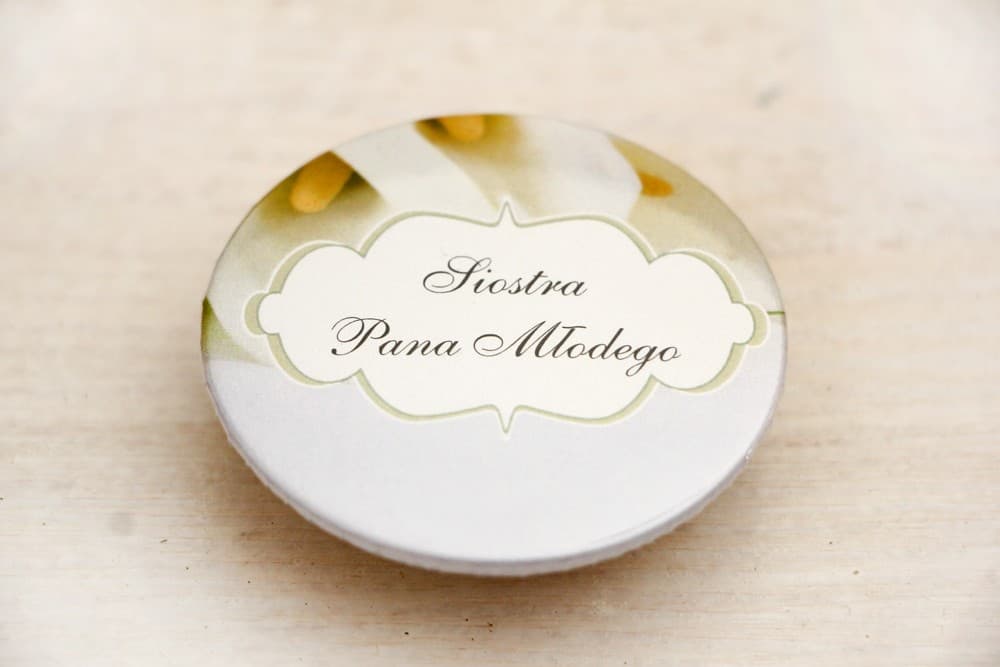 Eleganckie Przypinki Ślubne z Białymi Kaliami, Personalizowane Identyfikatory | Winietki Weselne dla Gości | Felicja nr 5