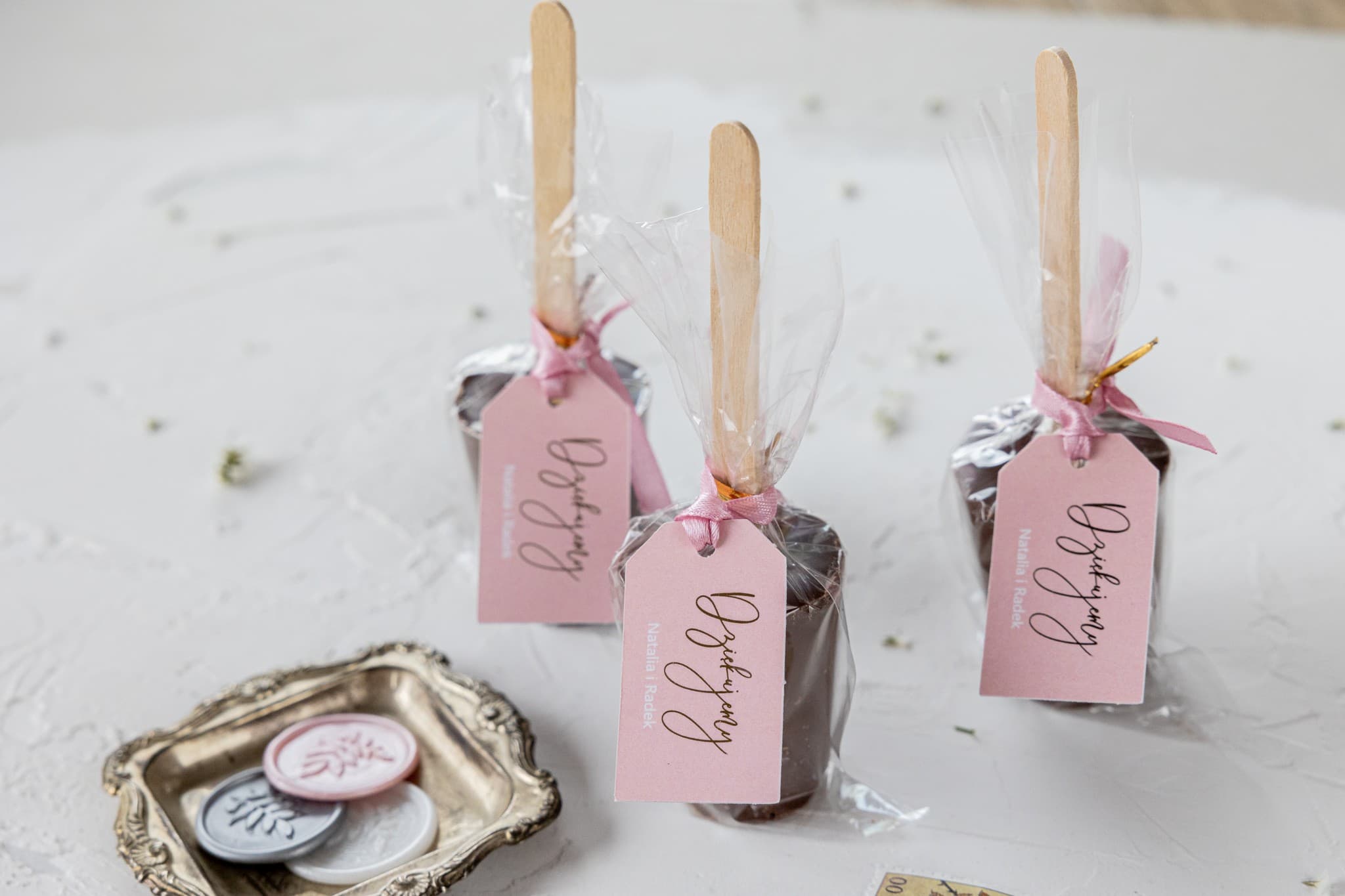 Czekolada na patyku pudrowy róż i złoto | Słodkie podziękowania dla gości weselnych | Jaspis nr 3