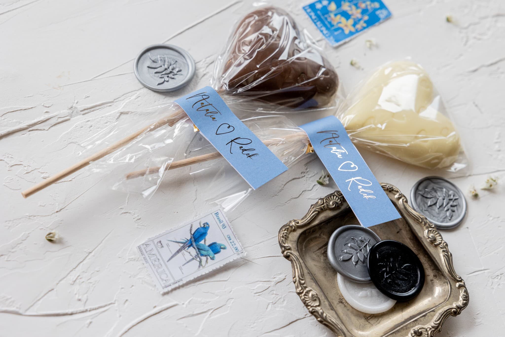 Eleganckie Lizaki Czekoladowe Dusty Blue ze Złoceniem | Słodkie Podziękowania dla Gości Weselnych | Jaspis nr 4