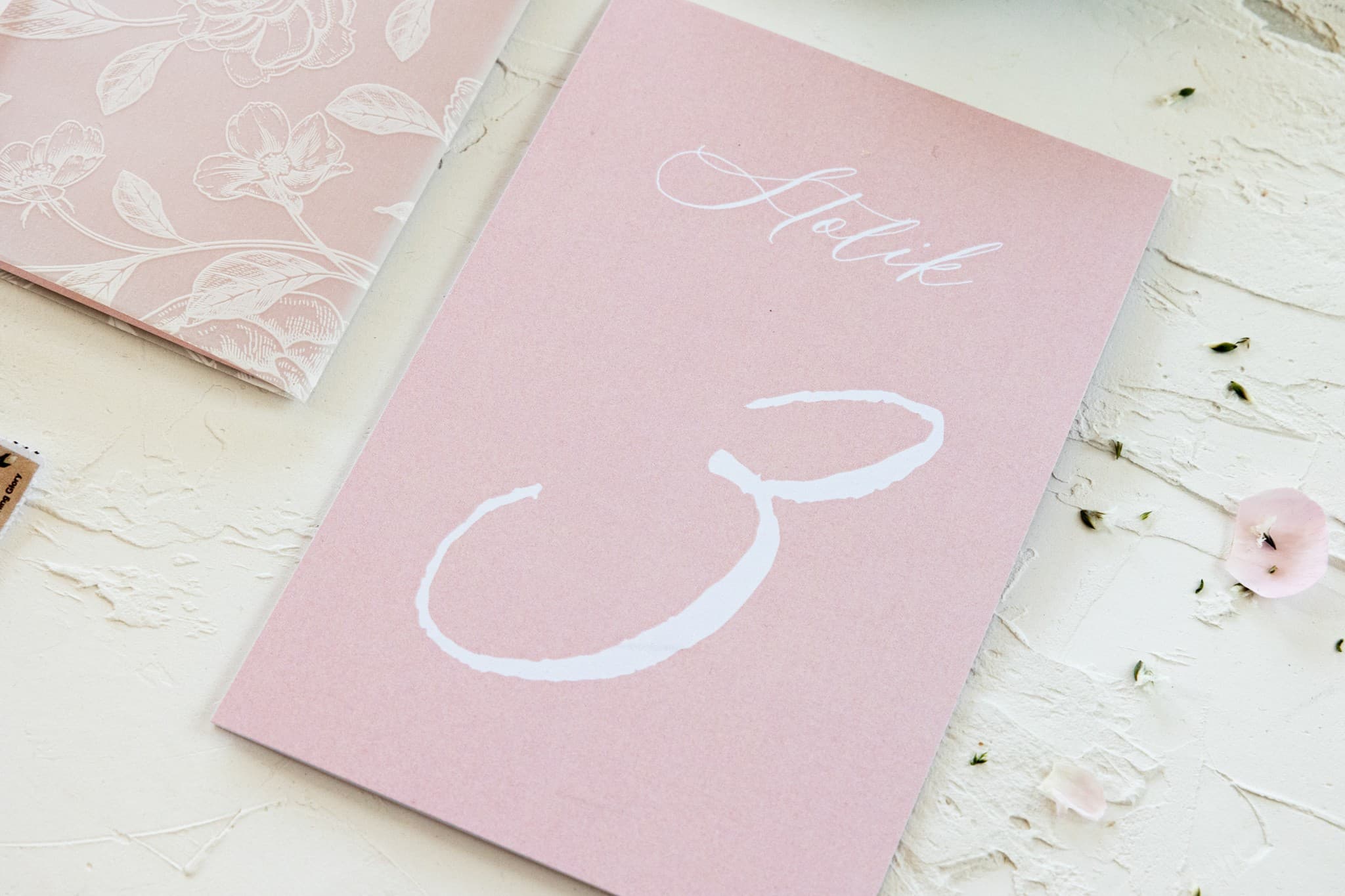 Eleganckie Numerki na Stół Stojące Pudrowy Róż | Numery na Stoły Weselne Personalizowane | Nefryt nr 1