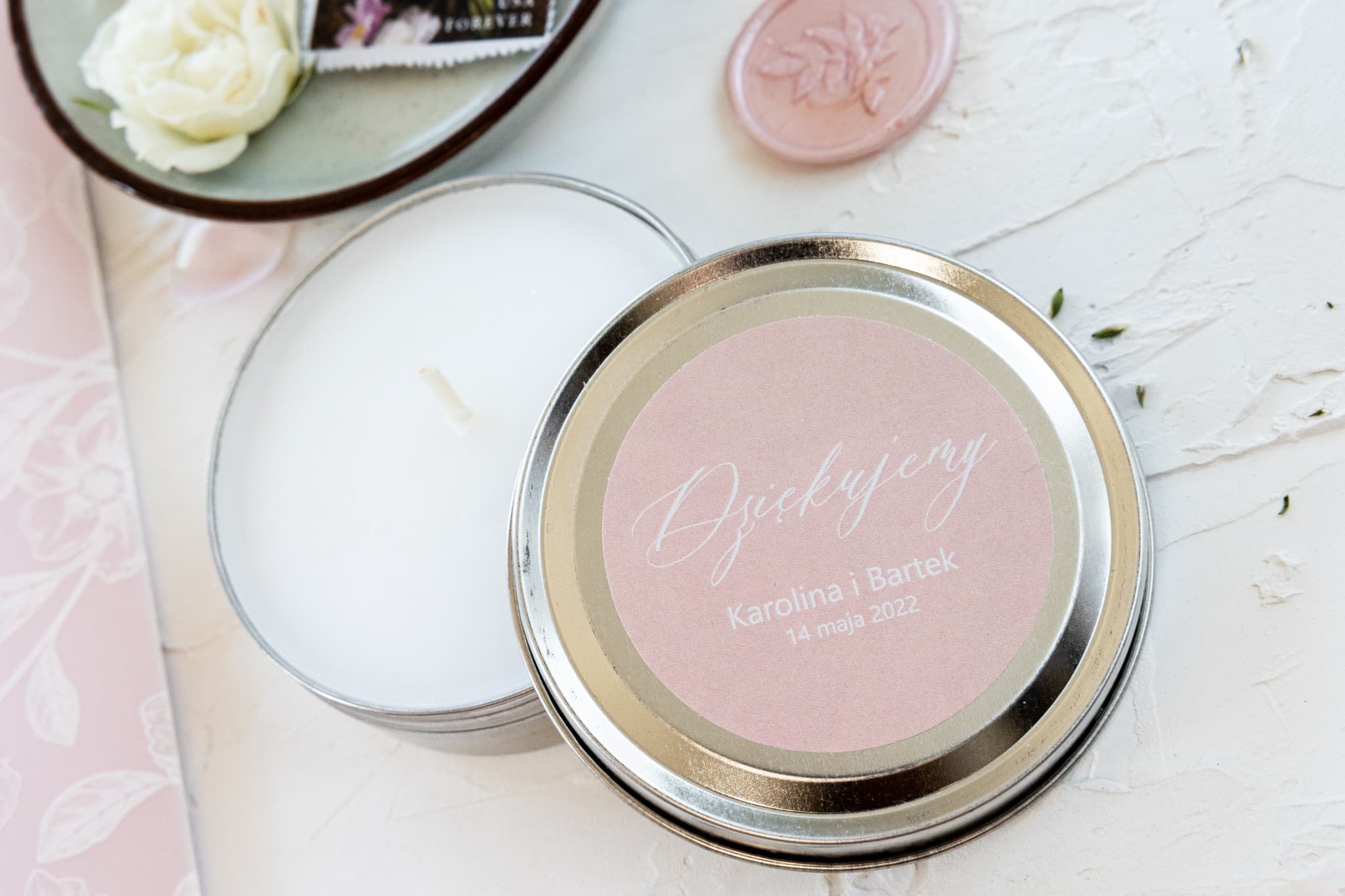 Świeczka Zapachowa w Puszce Nefryt nr 1 – Pudrowy Róż i Podziękowanie dla Gości