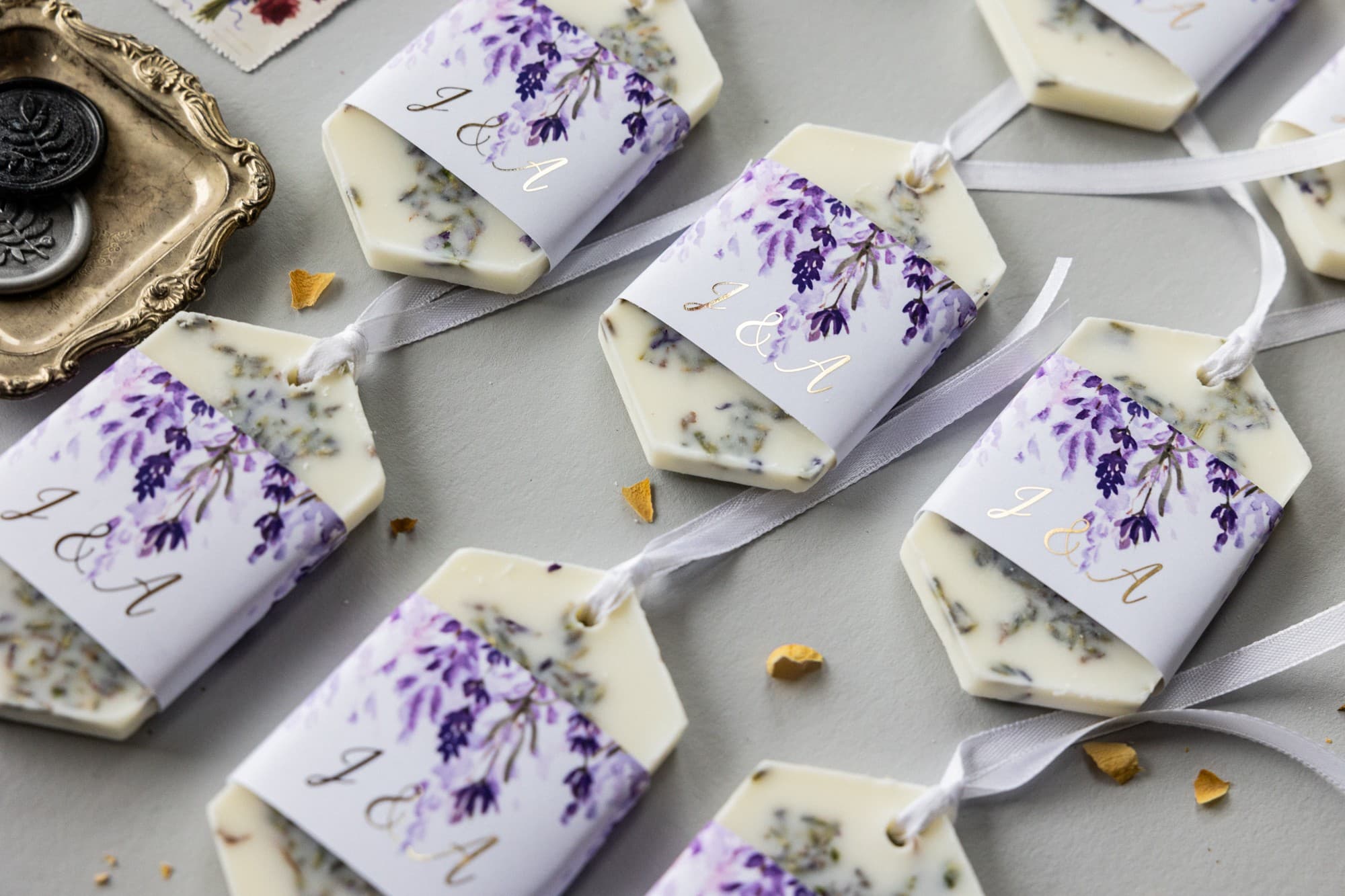 Podziękowania dla gości zapachowe zawieszki sojowe z fioletowym wrzosem i złoceniem Rubin nr 5 - 2