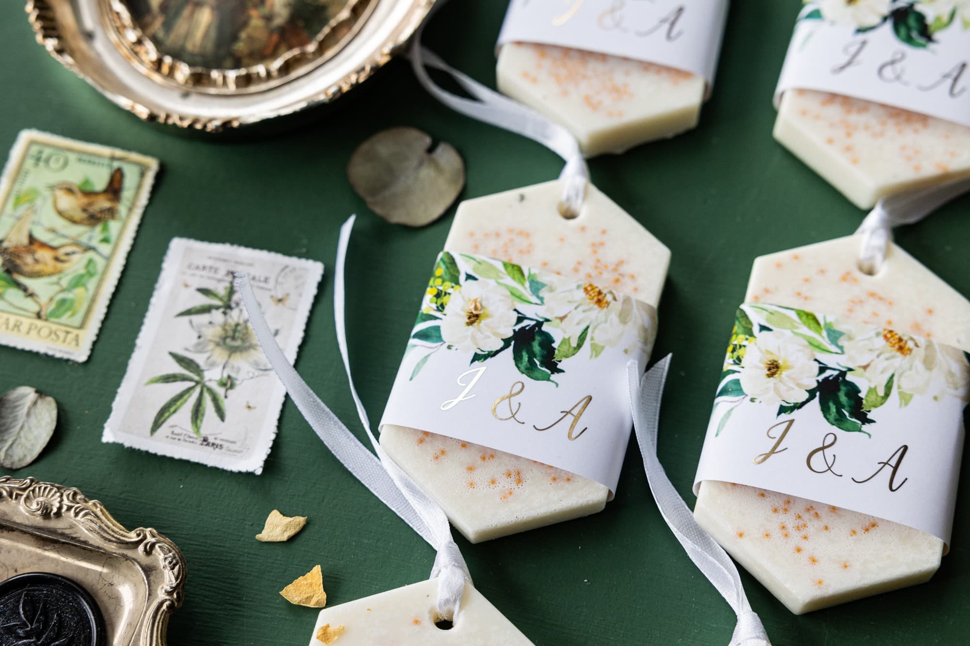 Podziękowania dla gości zapachowe zawieszki sojowe z białymi kwiatami i złoceniem - Rubin 1