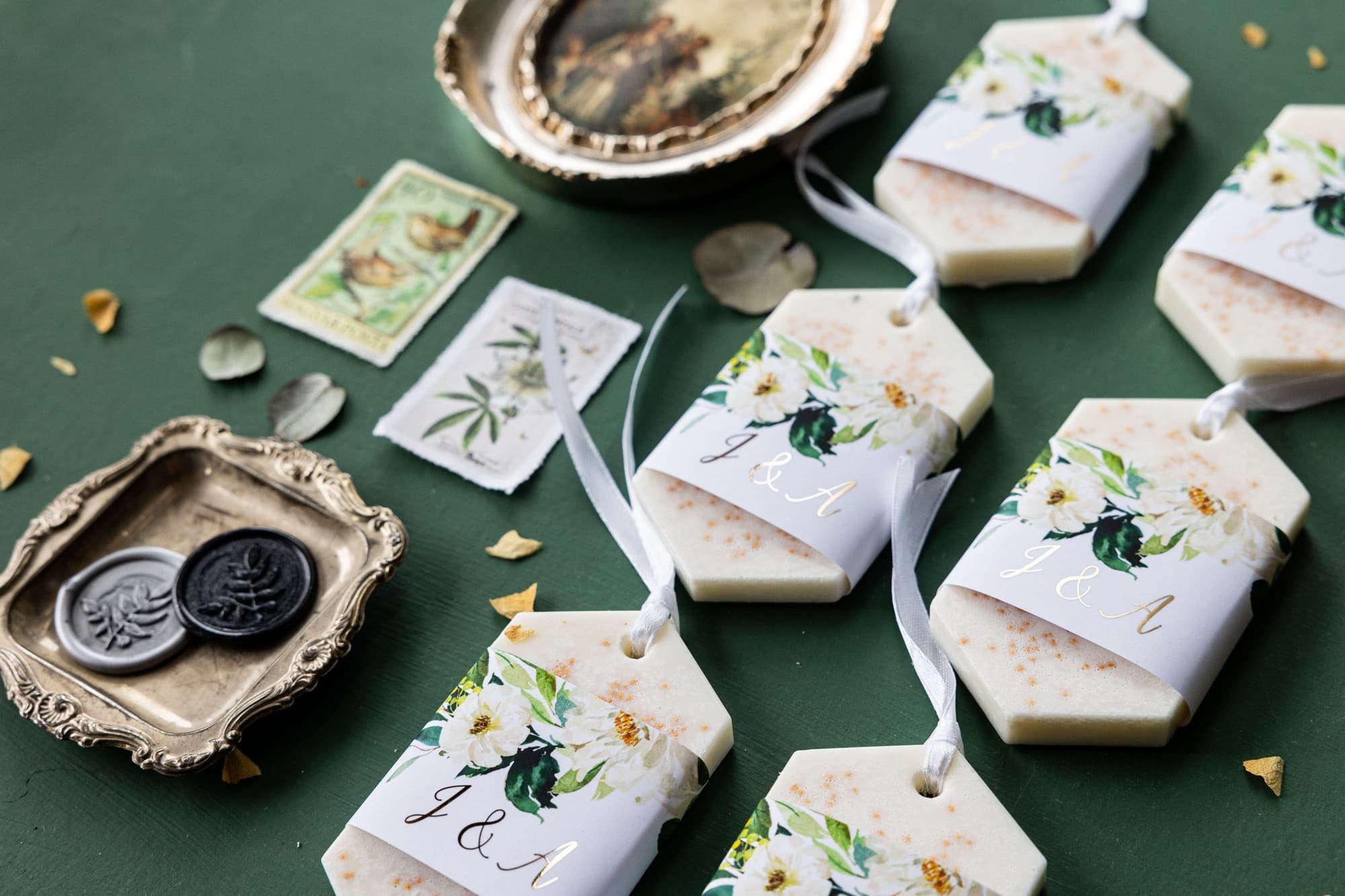 Podziękowania dla gości zapachowe zawieszki sojowe z białymi kwiatami i złoceniem - Rubin 1 - 2