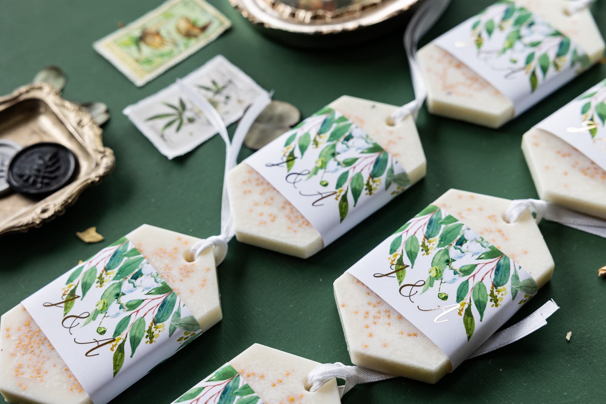 Podziękowania dla gości – zapachowe zawieszki sojowe z konwaliami i złoceniem Rubin 4 - 2