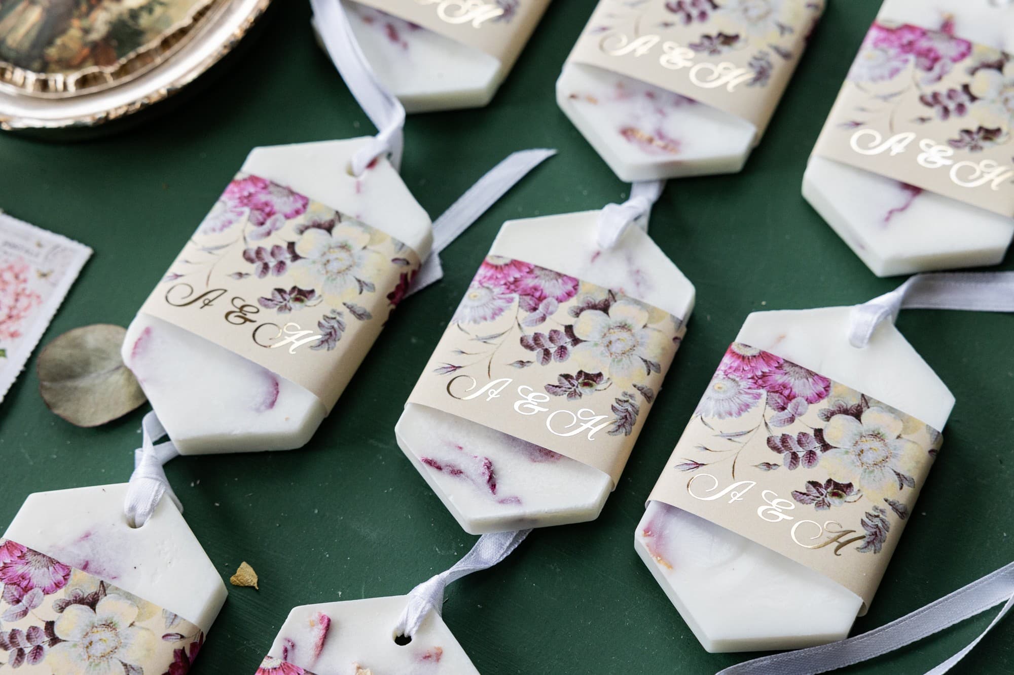 Zapachowa zawieszka sojowa z kwiatami i eukaliptusem | Upominki dla gości weselnych | Szafirowe nr 1