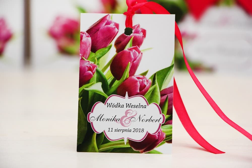 Personalizowane Zawieszki na Wódkę Weselną z Motywem Różowych Tulipanów | Wiosenne Zawieszki na Alkohol | Felicja nr 7