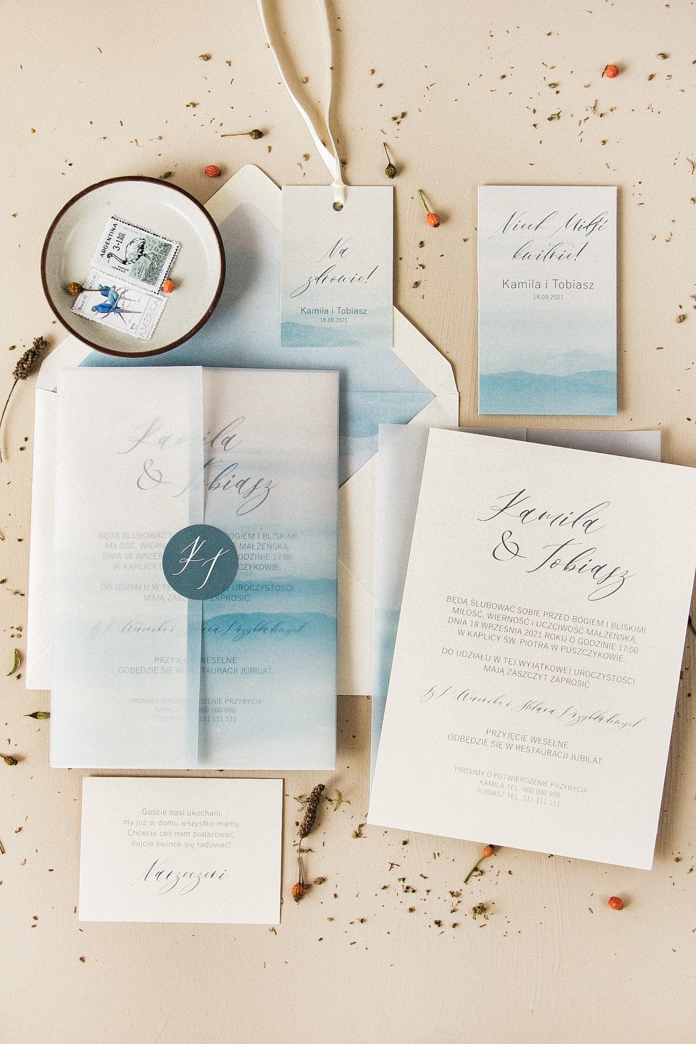 Zaproszenia ślubne glamour z kalką i błękitną akwarelą na perłowym papierze Opal nr 4