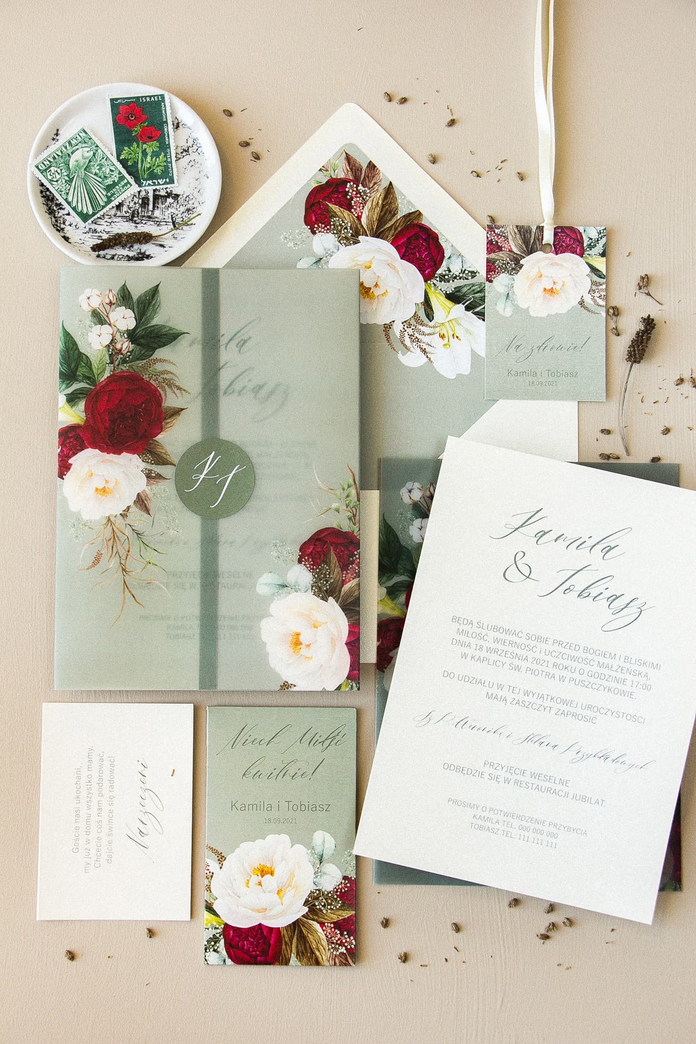 Zaproszenia ślubne z kalką i burgundową piwonią na perłowym papierze – Opal nr 9