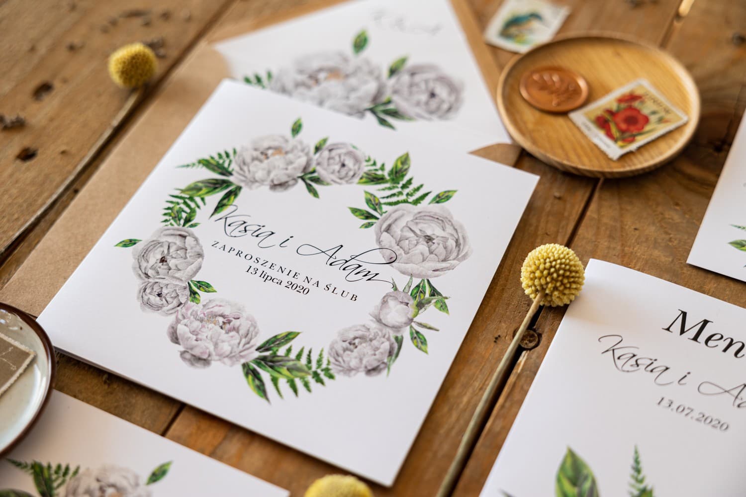 Zaproszenia ślubne kwadratowe z białą piwonią i złotym akcentem w stylu eko – Kalia nr 8 - 2