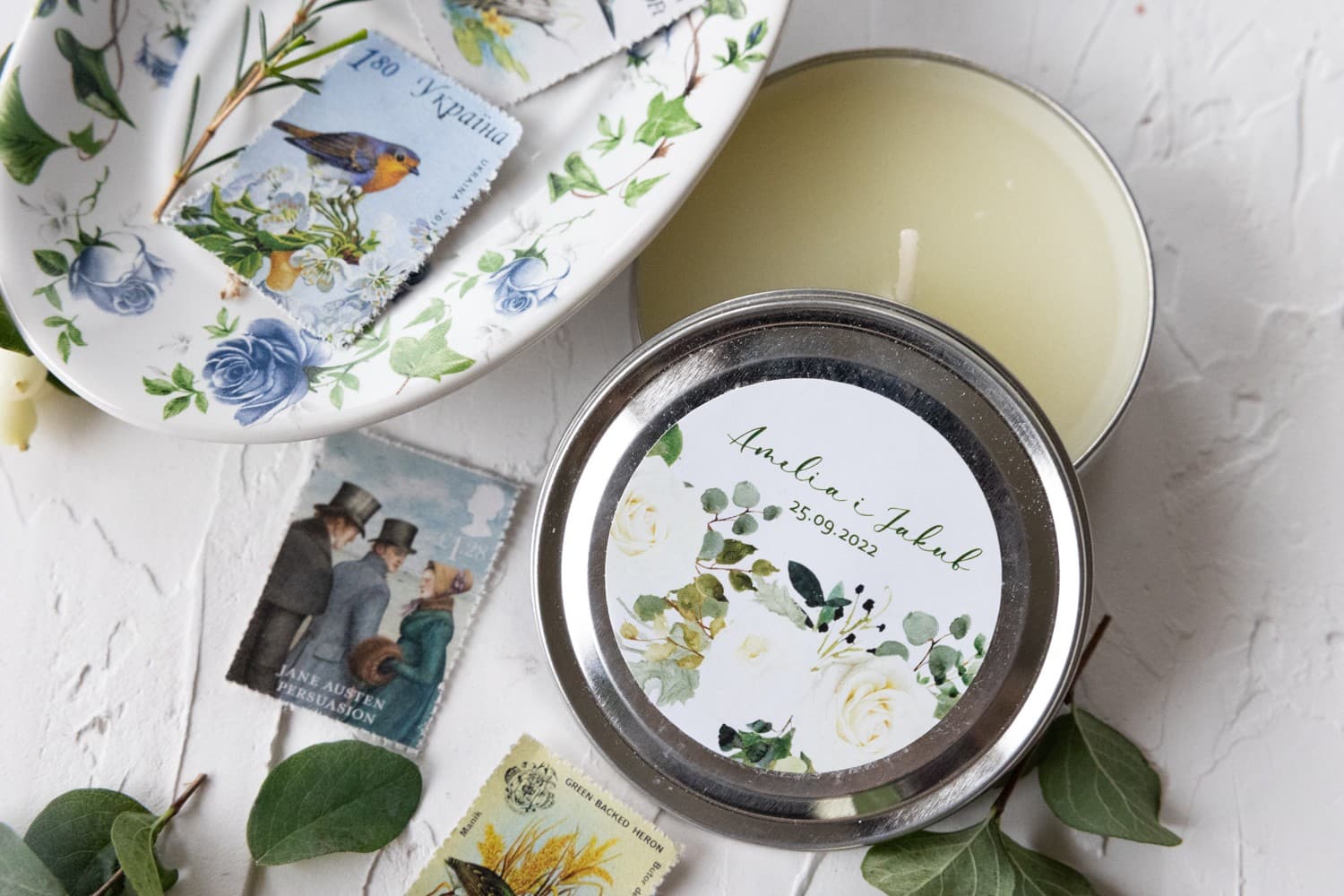 Świeczka podziękowanie dla gości z białą różą i eukaliptusem | Eleganckie upominki weselne | Korani nr 12 - 2