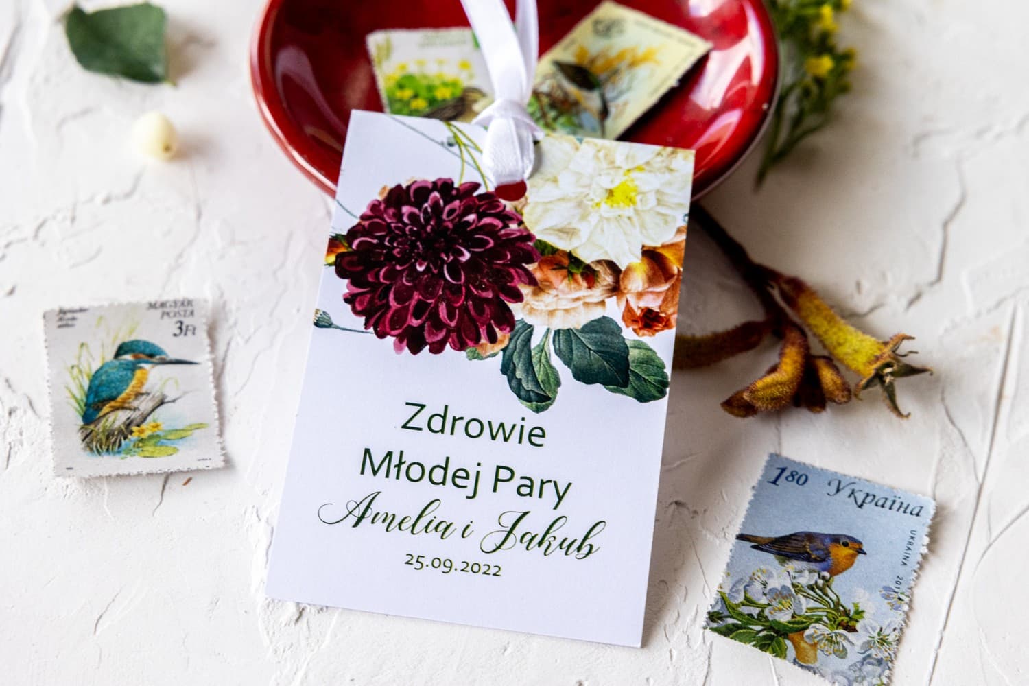 Zawieszki na Wódkę z Burgundowymi Kwiatami Dalii | Eleganckie Przywieszki na Alkohol Weselny | Korani nr 13 - 3