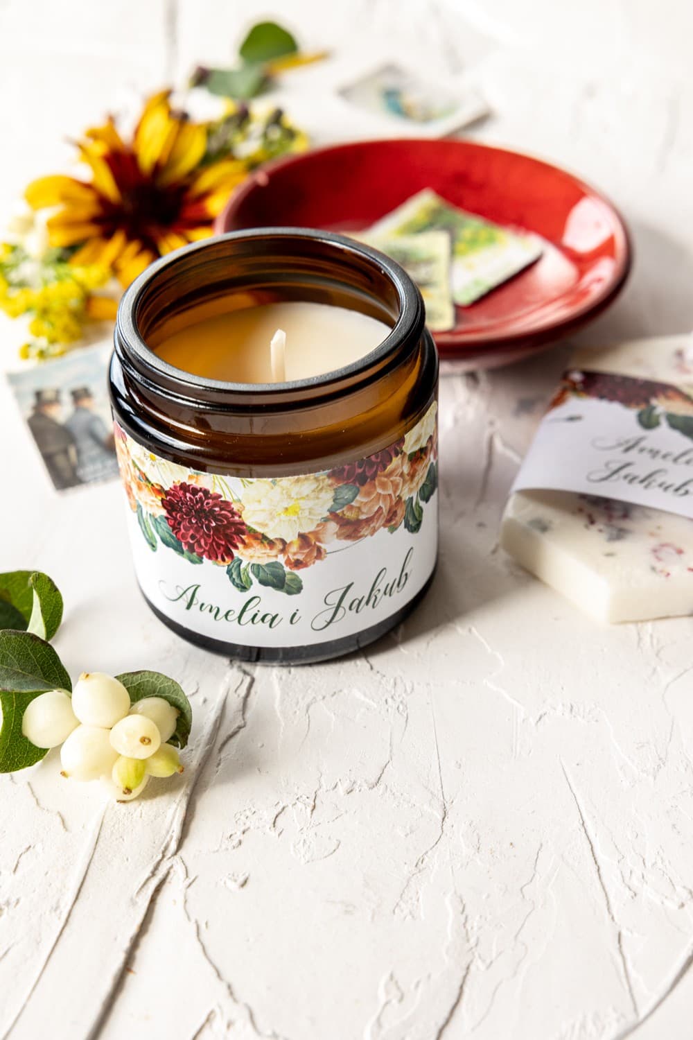 Świeczka Sojowa Korani nr 13 – Burgundowe Kwiaty i Podziękowanie dla Gości