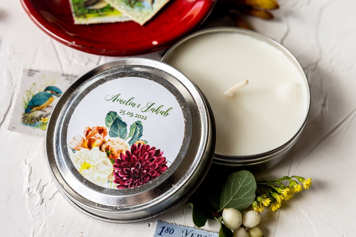 Zapachowe Świeczki w Puszce Podziękowania dla Gości | Eleganckie Upominki z Burgundową Dalią | Korani nr 13 - 2