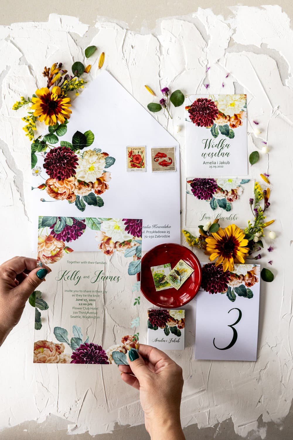 Numery na stół z burgundowymi daliami i różą | Numerki i oznaczenia stołów weselnych | Korani nr 13 - 3