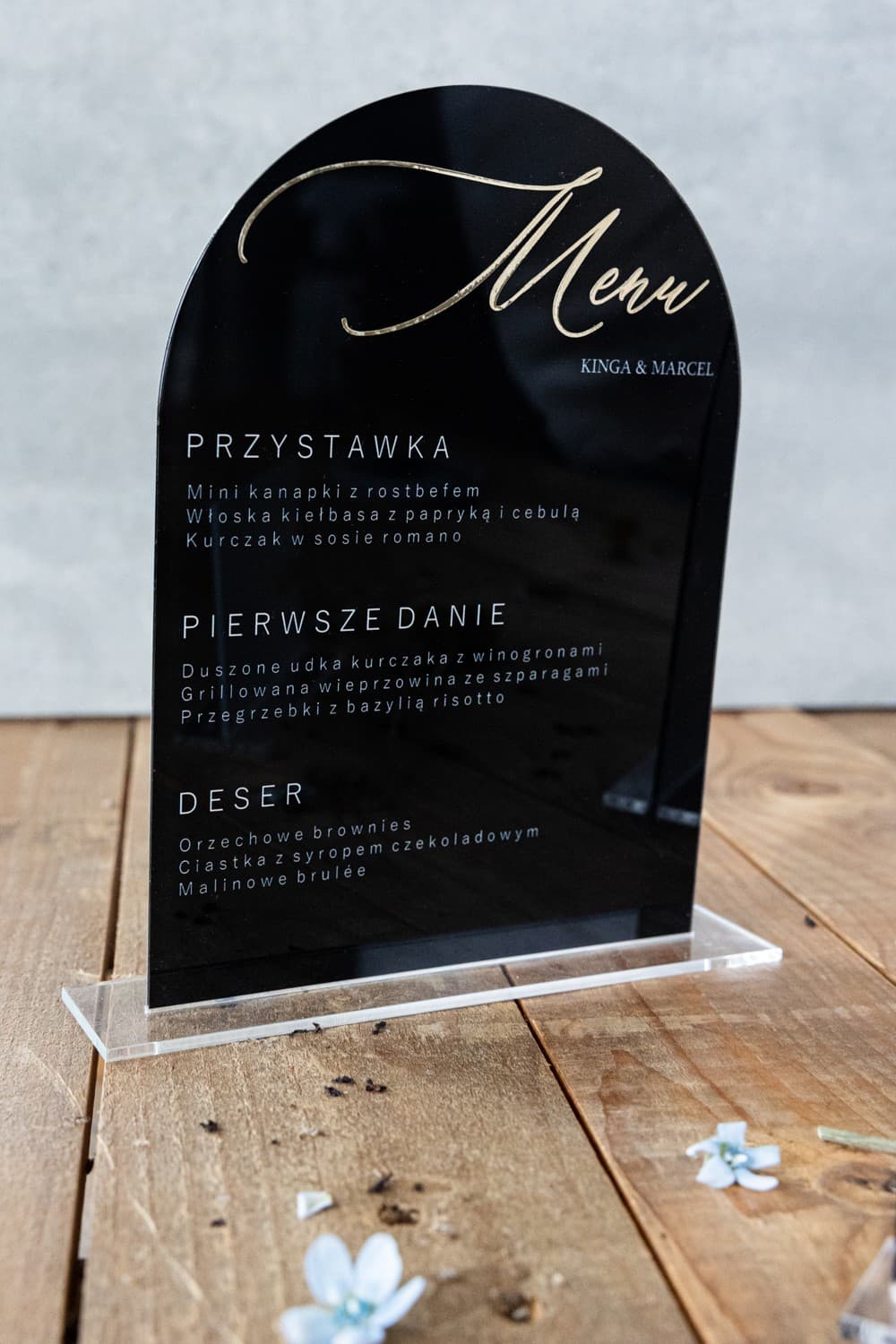 Eleganckie Menu Weselne na Pleksi z Złotymi Akcentami | Stylowa Dekoracja Stołu | Dalia nr 1