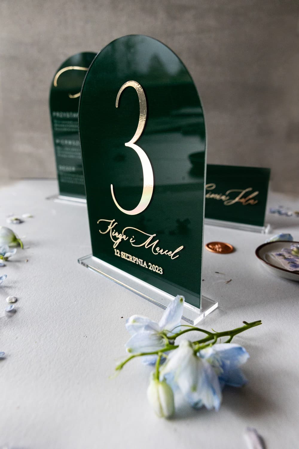 Zielone Numery na Stół ze Złoceniem na Pleksi | Eleganckie Numerki Weselne Glamour | Dalia nr 2