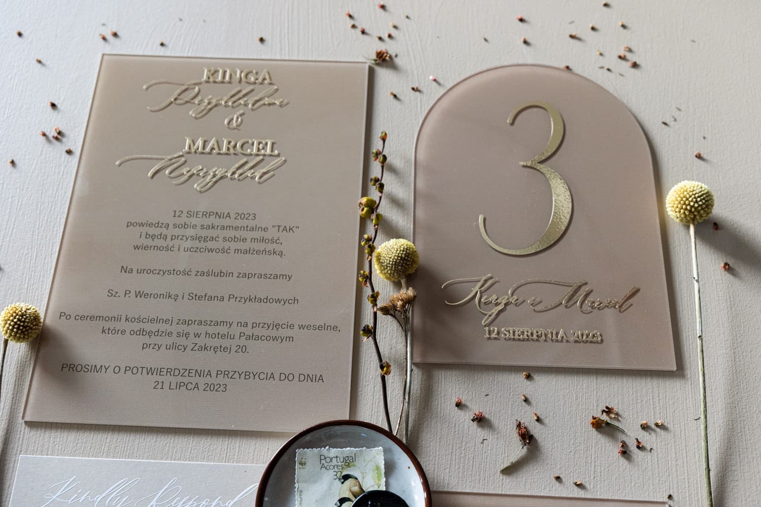 Zaproszenia ślubne na szkle w stylu glamour beżowe ze złoceniem Dalia nr 3 - 3