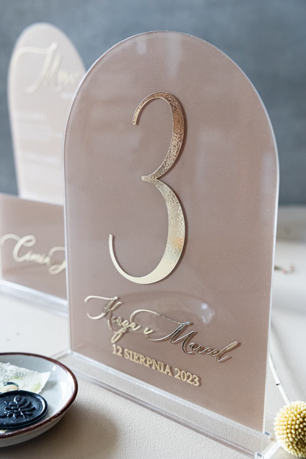 Złocone Numery na Stół z Pleksi Beżowe Eleganckie | Numerki na Stoliki Weselne Glamour | Dalia nr 3