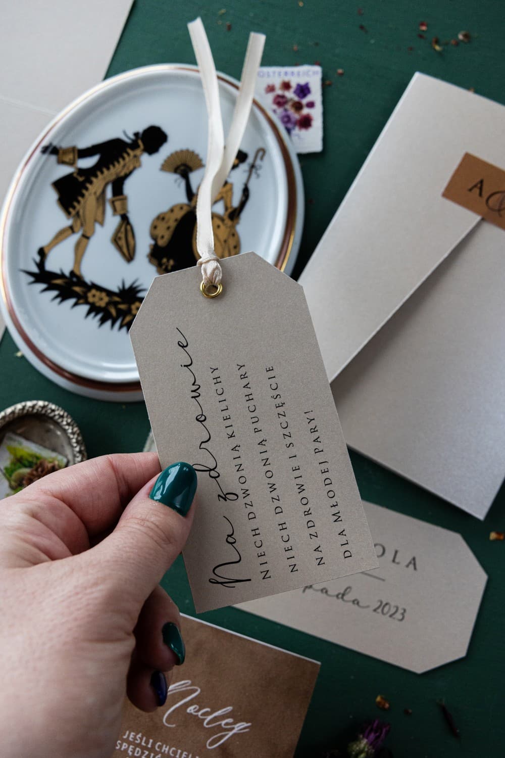 Nowoczesne beżowe zawieszki na alkohol perłowe | Personalizowane etykiety na butelki weselne | Modern nr 2