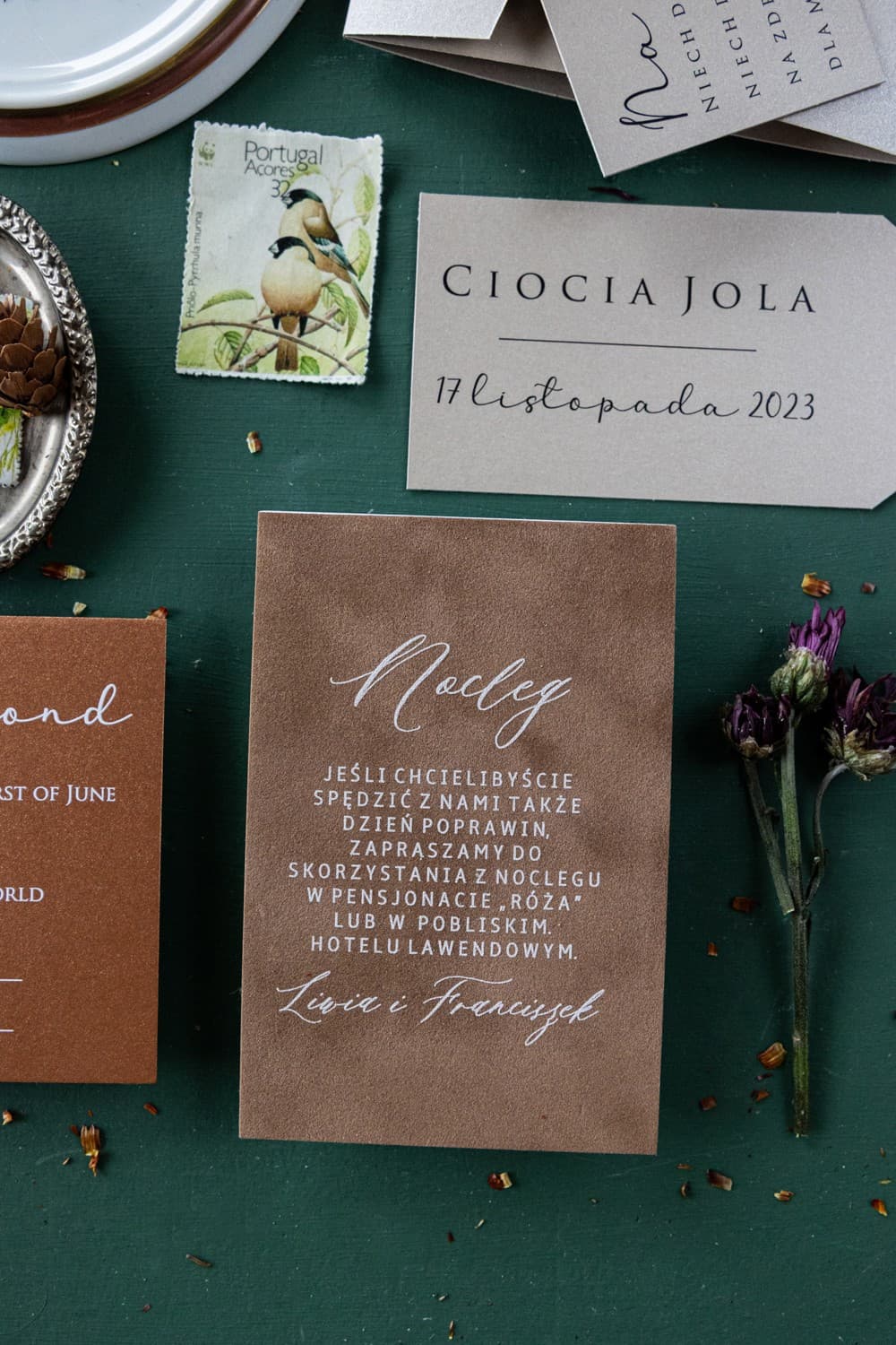 Welurowe Bileciki z Białym Nadrukiem | Podziękowania dla Gości, Zawieszki na Alkohol | Modern nr 2