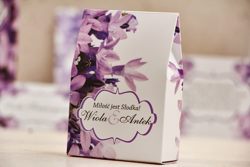Personalizowane pudełeczko ze słodyczami i motywem fioletowych dzwonków | Podziękowania dla gości weselnych | Felicja nr 14