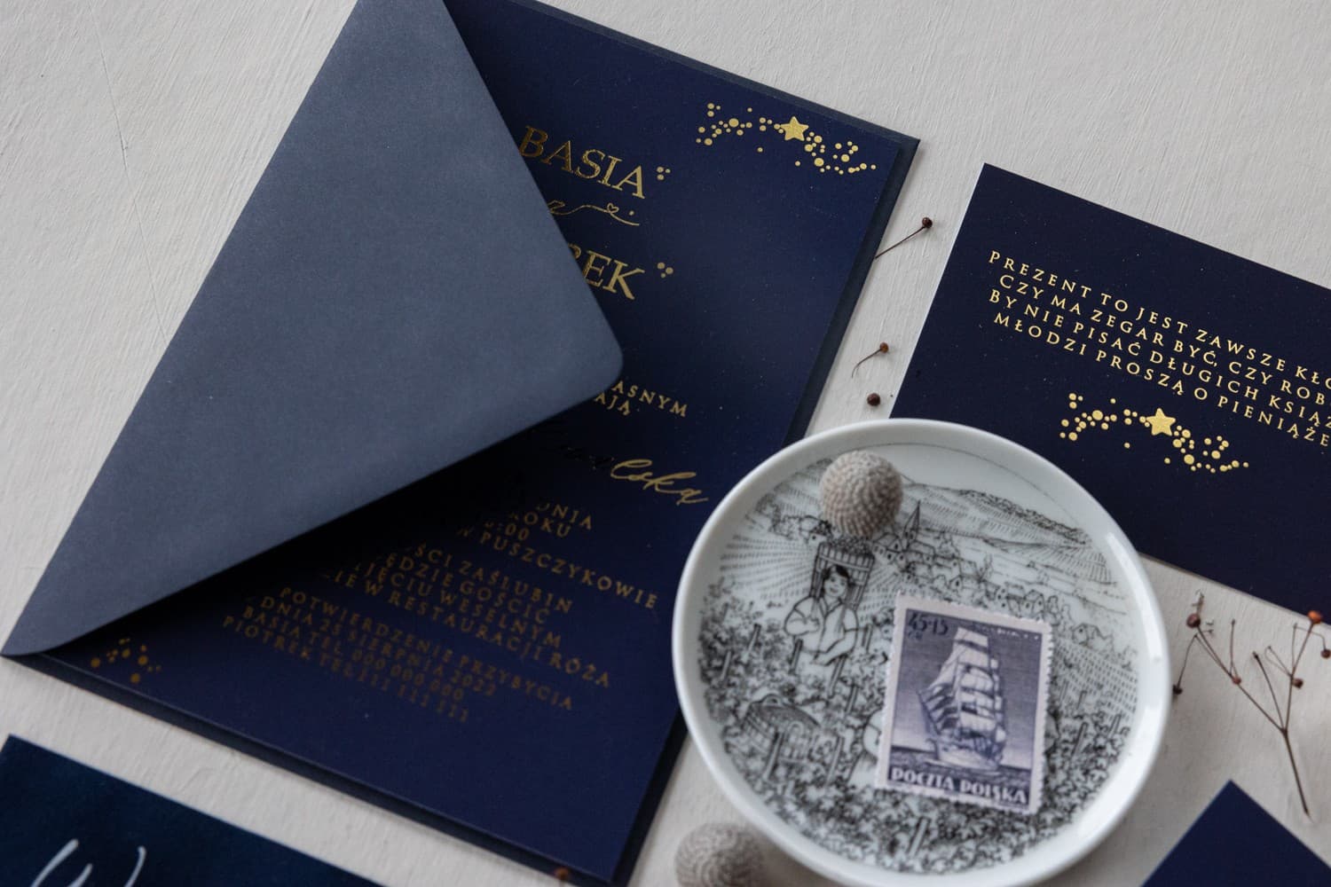 Zaproszenia ślubne glamour złocone z gwiazdami i granatową kopertą Simple nr 1 - 2