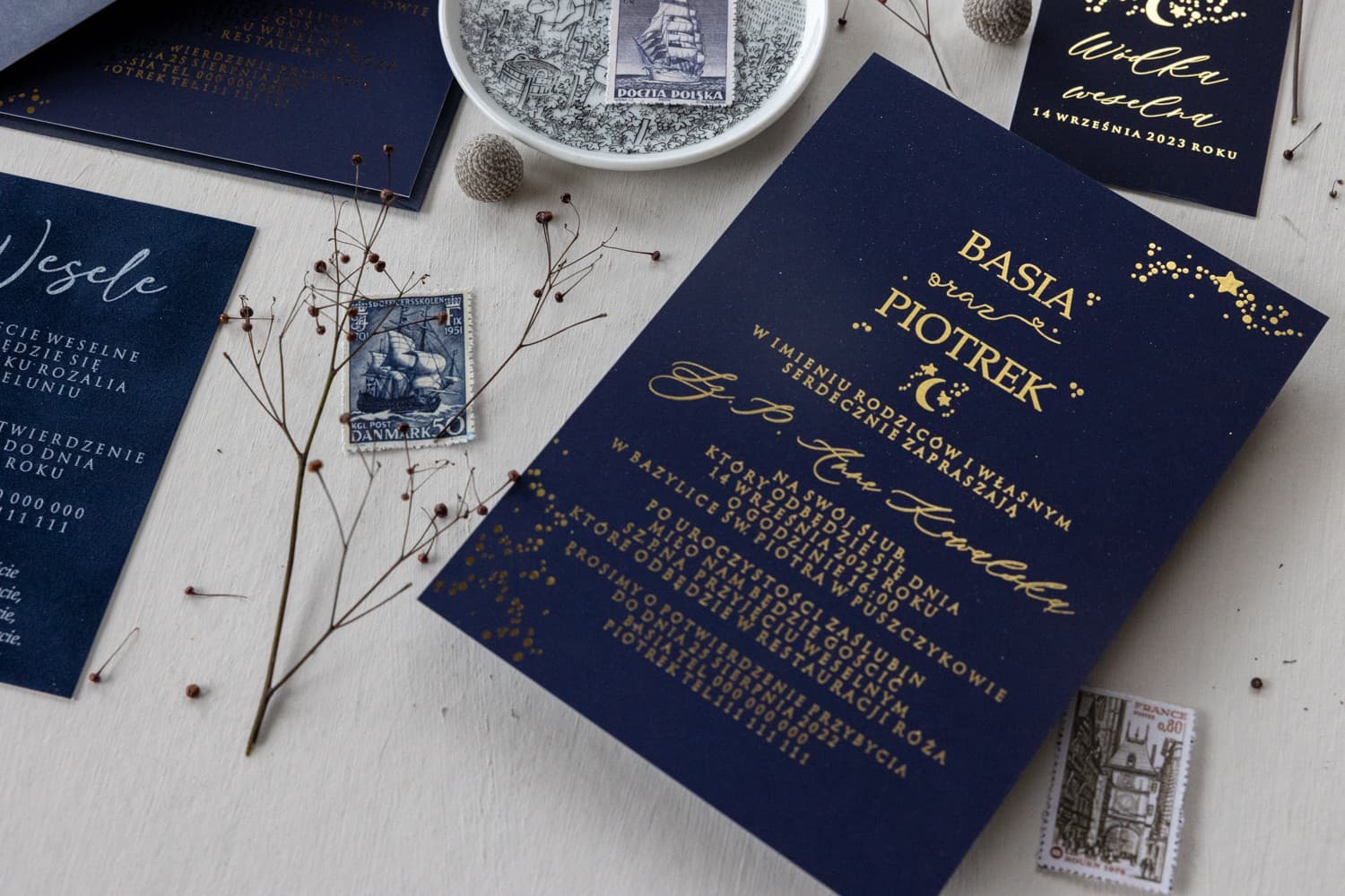 Zaproszenia ślubne glamour złocone z gwiazdami i granatową kopertą Simple nr 1 - 3