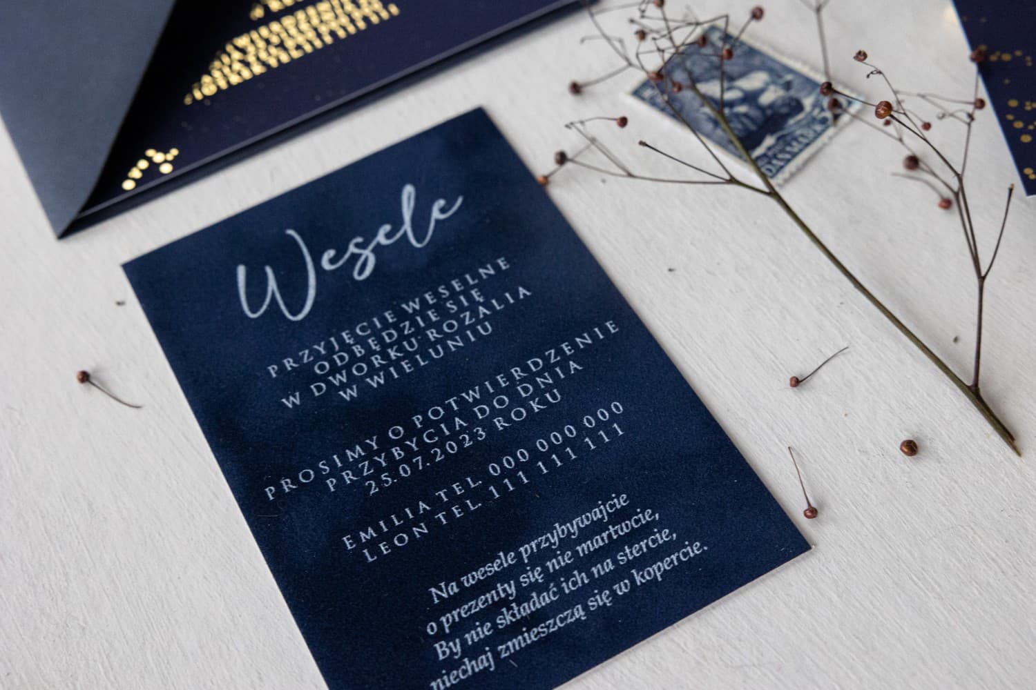 Welurowe Bileciki Granatowe z Białym Nadrukiem | Eleganckie Zawieszki Ślubne na Alkohol | Simple nr 1